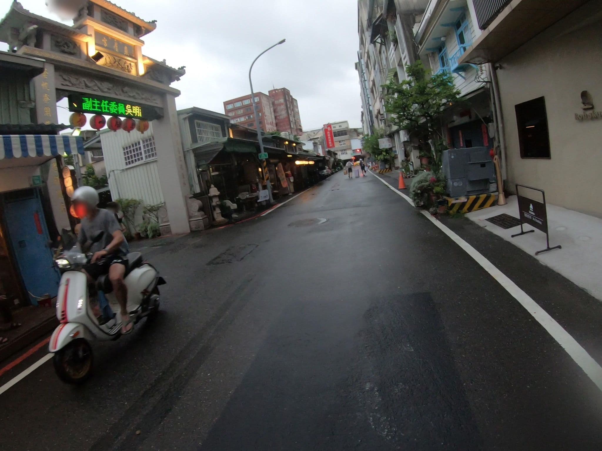 Street view near 華茂商務飯店, Tainan — © algirdasc (CC BY-SA · Mapillary)