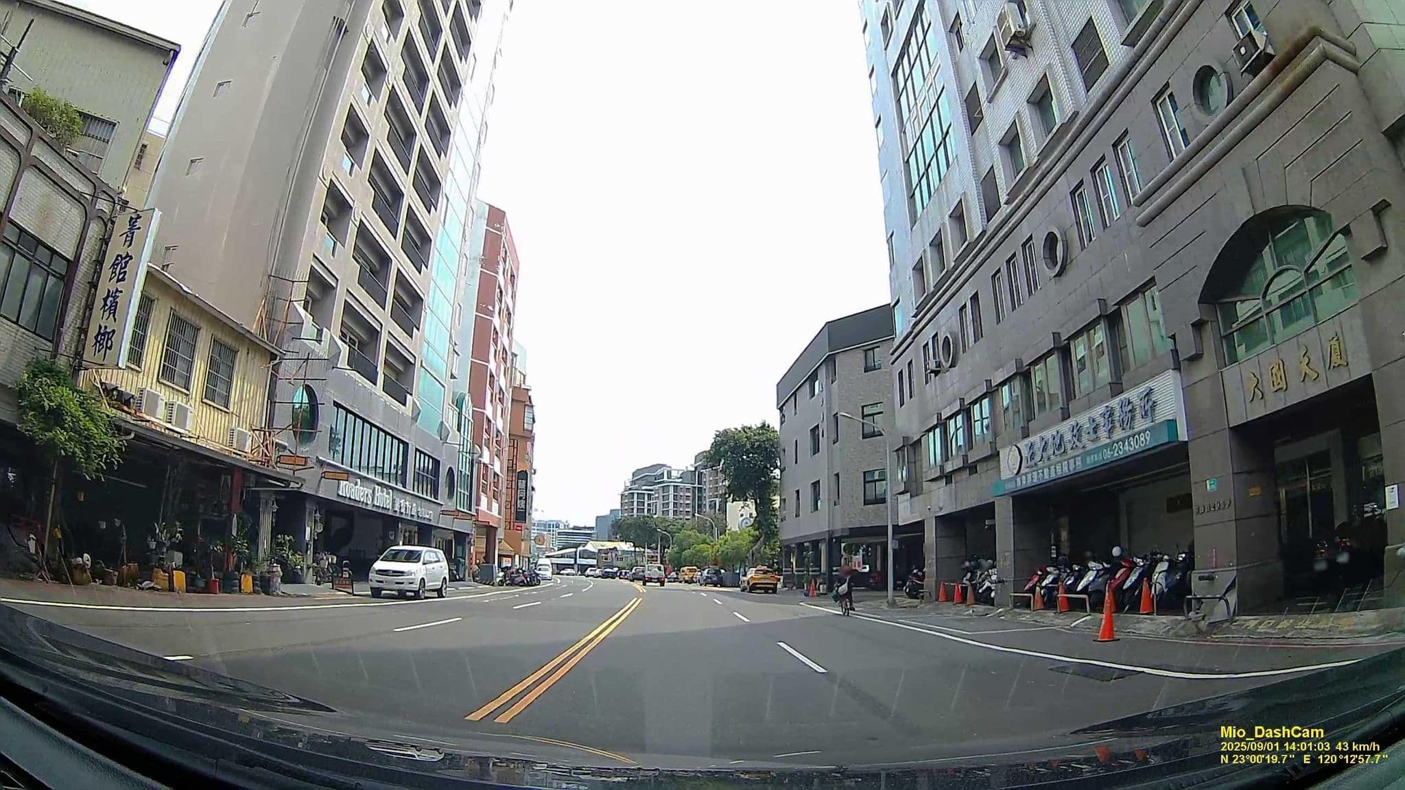 Street view near Zaw Jung Business Hotel, Tainan — © hcyen (CC BY-SA · Mapillary)