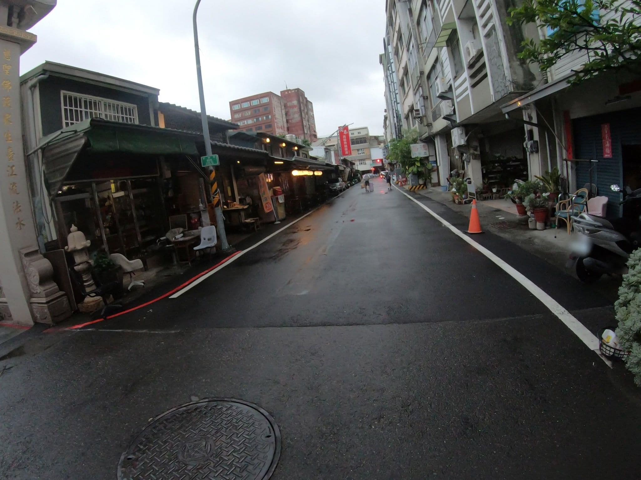 Street view near 華茂大飯店 Hwa Mao Business Hotel, Tainan — © algirdasc (CC BY-SA · Mapillary)