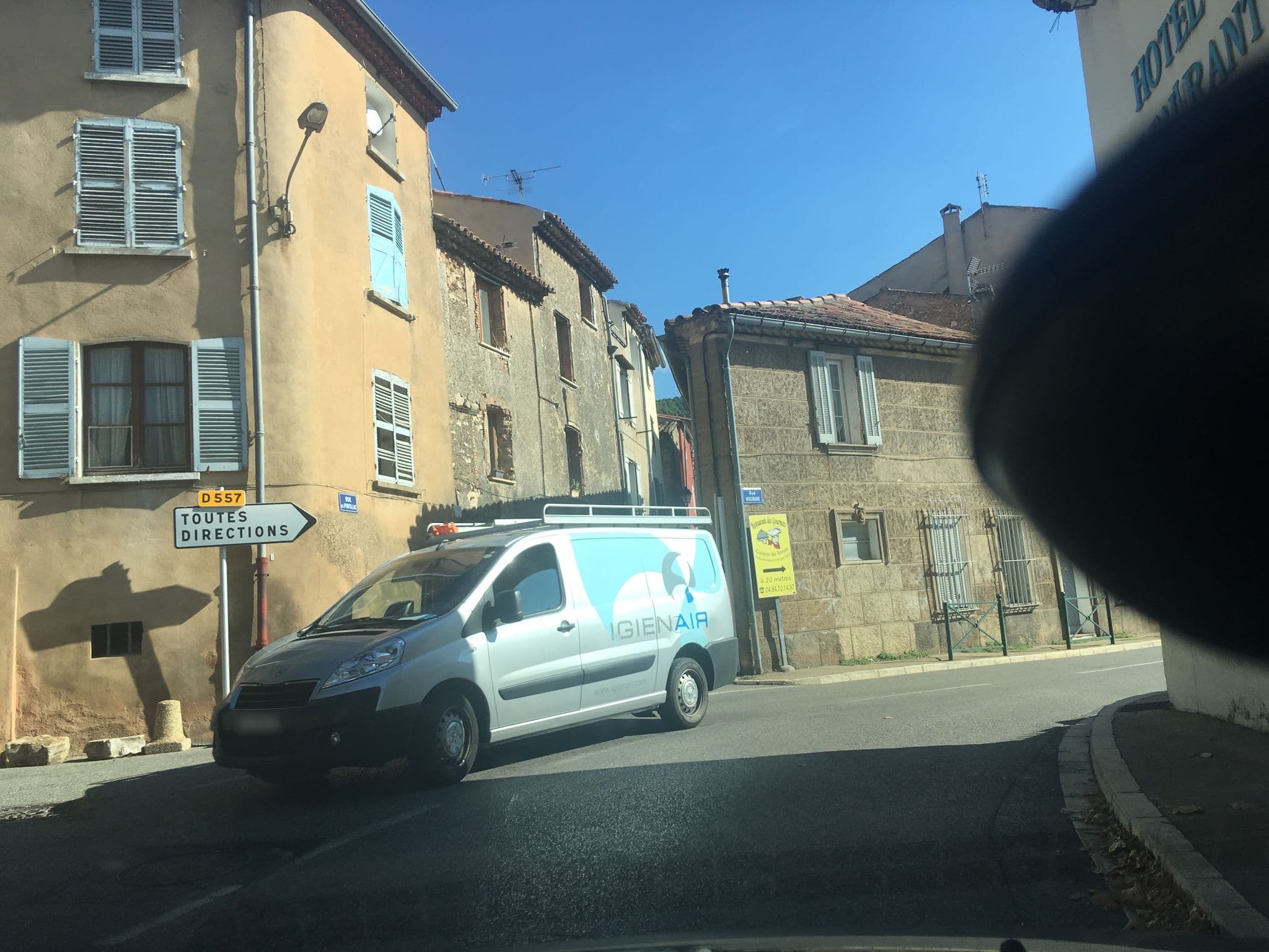 Street view near Auberge de la Tour, Aups — © phjarry (CC BY-SA · Mapillary)