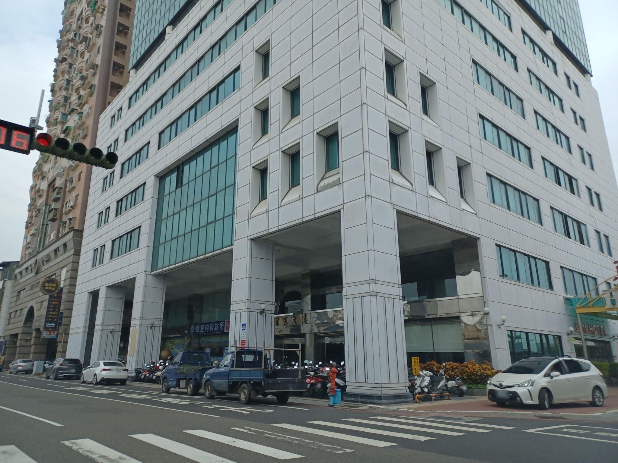 Street view near 亞伯大飯店, Tainan — © lisbethw1130 (CC BY-SA · Mapillary)