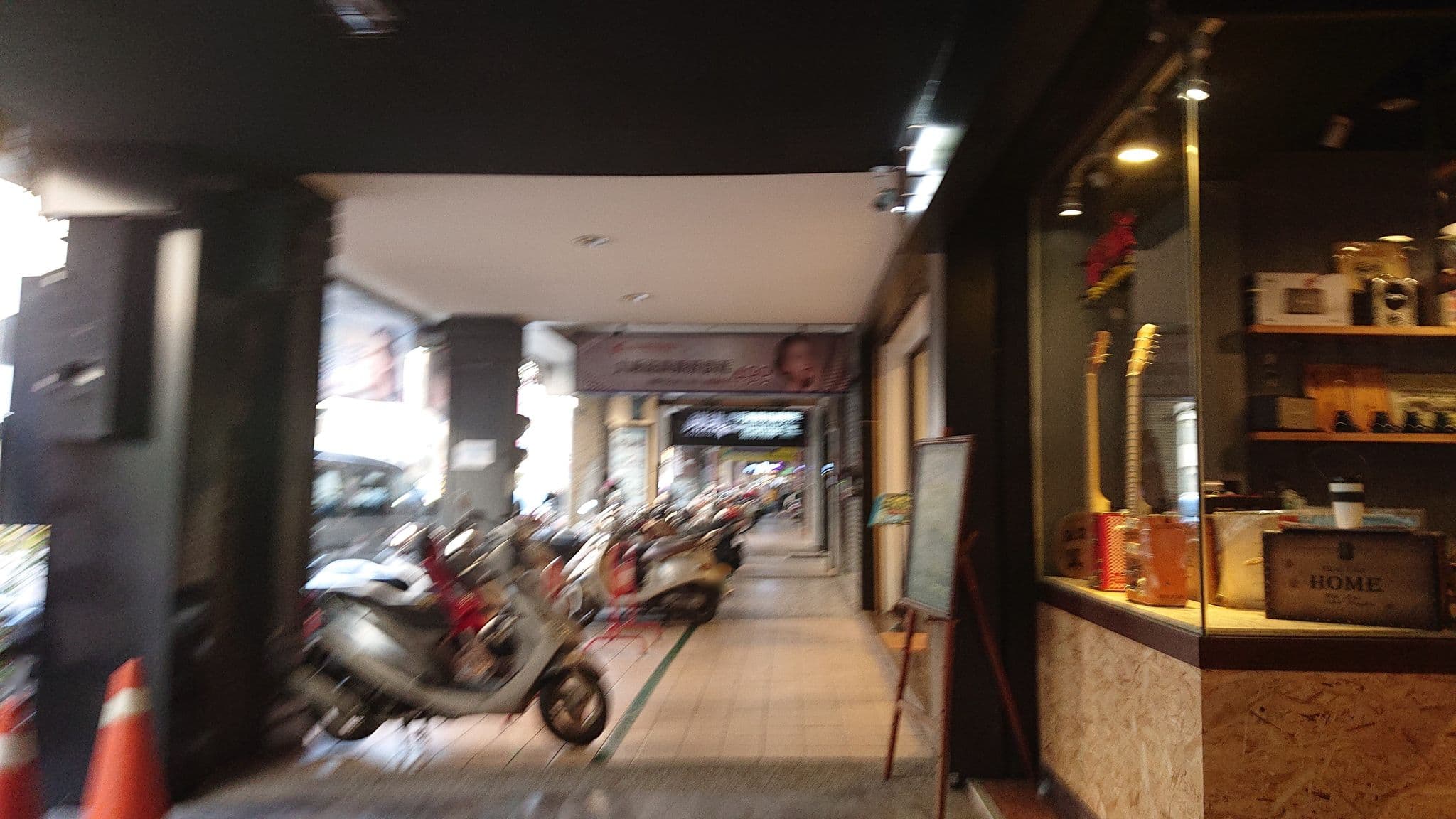 Street view near 新朝代飯店 Dynasty Hotel, Tainan — © alllenwang (CC BY-SA · Mapillary)