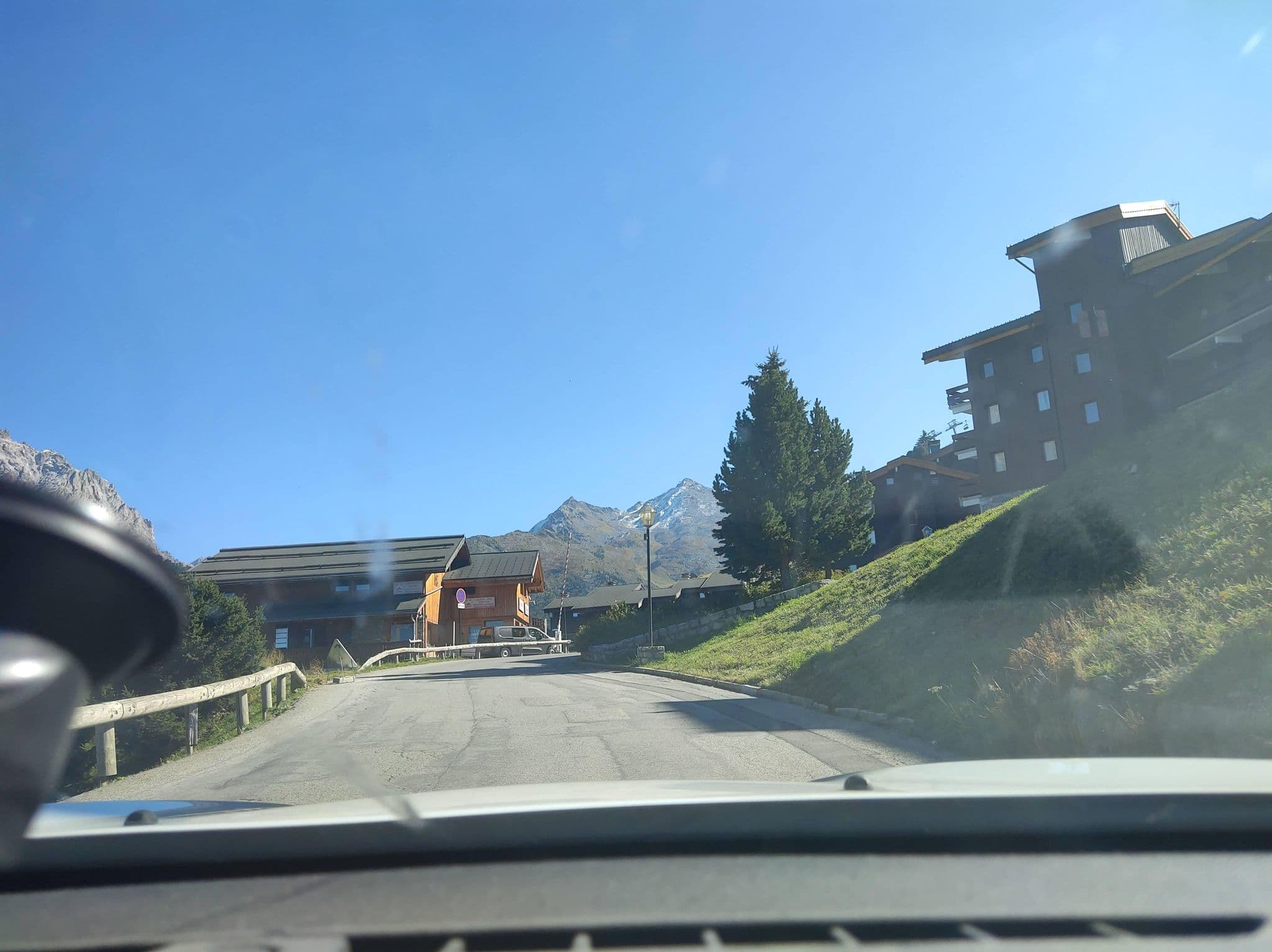 Street view near L'Alpinéa, Méribel — © MatthieuF4FNE (CC BY-SA · Mapillary)