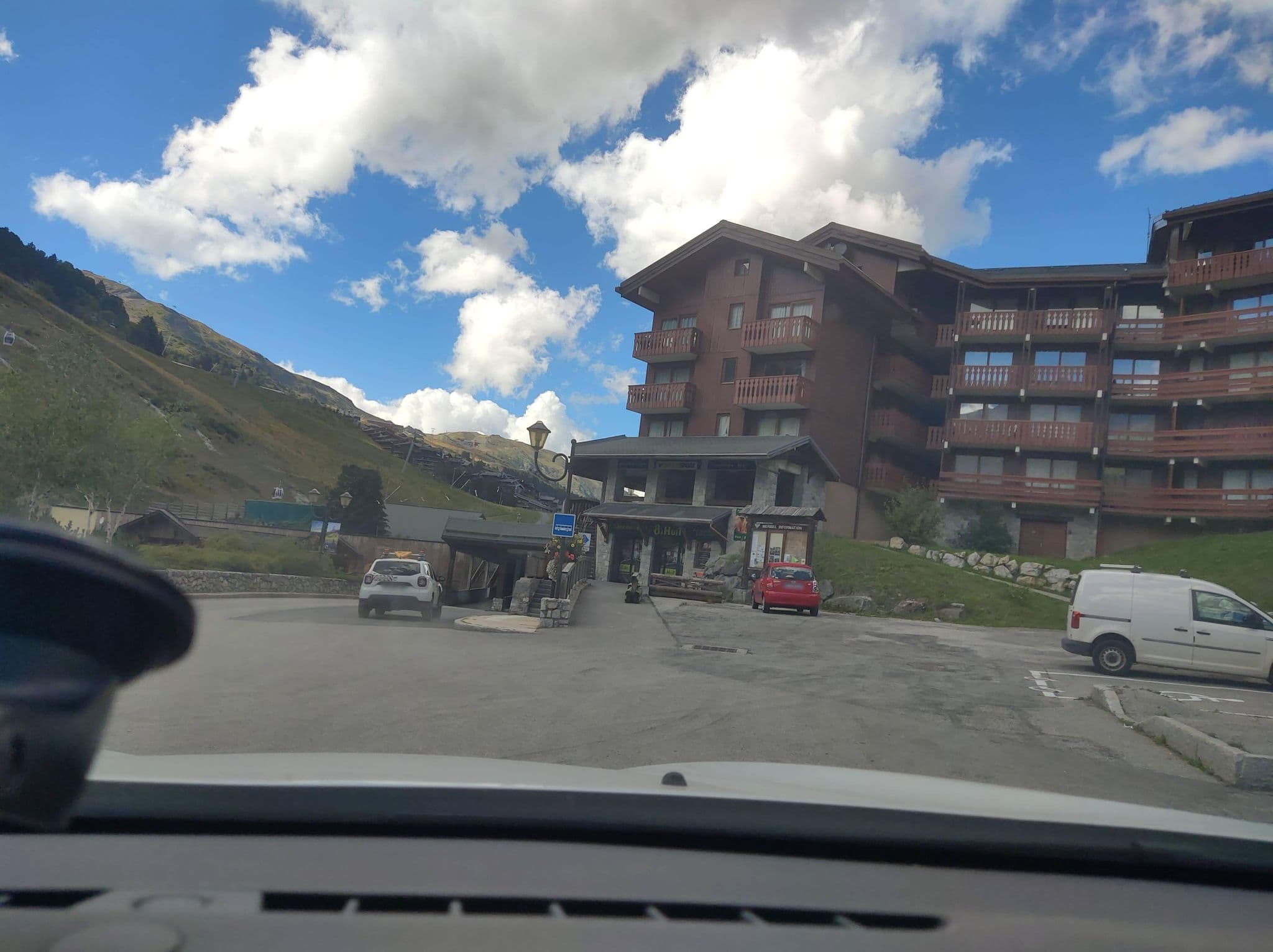 Street view near Le Sherpa, Méribel — © MatthieuF4FNE (CC BY-SA · Mapillary)