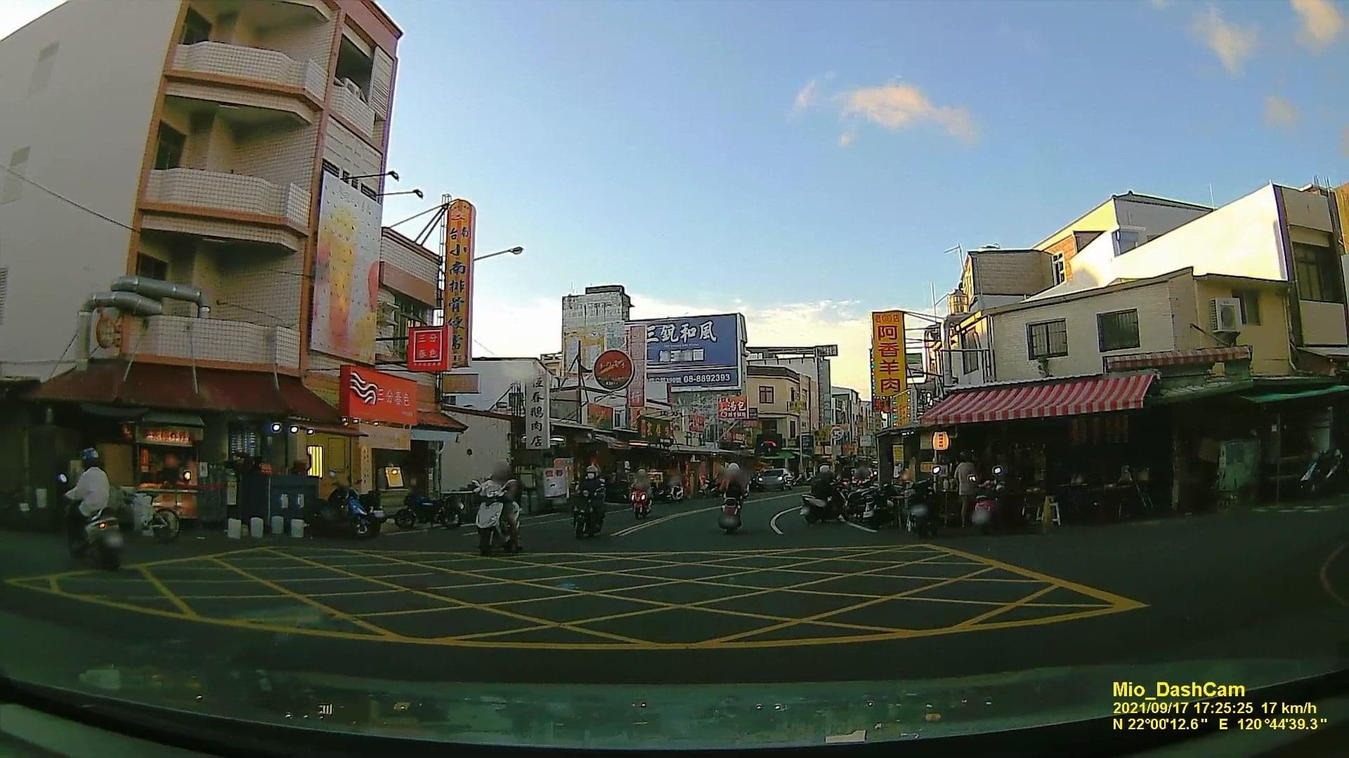 Street view near 彩虹波浪 Rainbow Wave, Hengchun — © littlebtc (CC BY-SA · Mapillary)