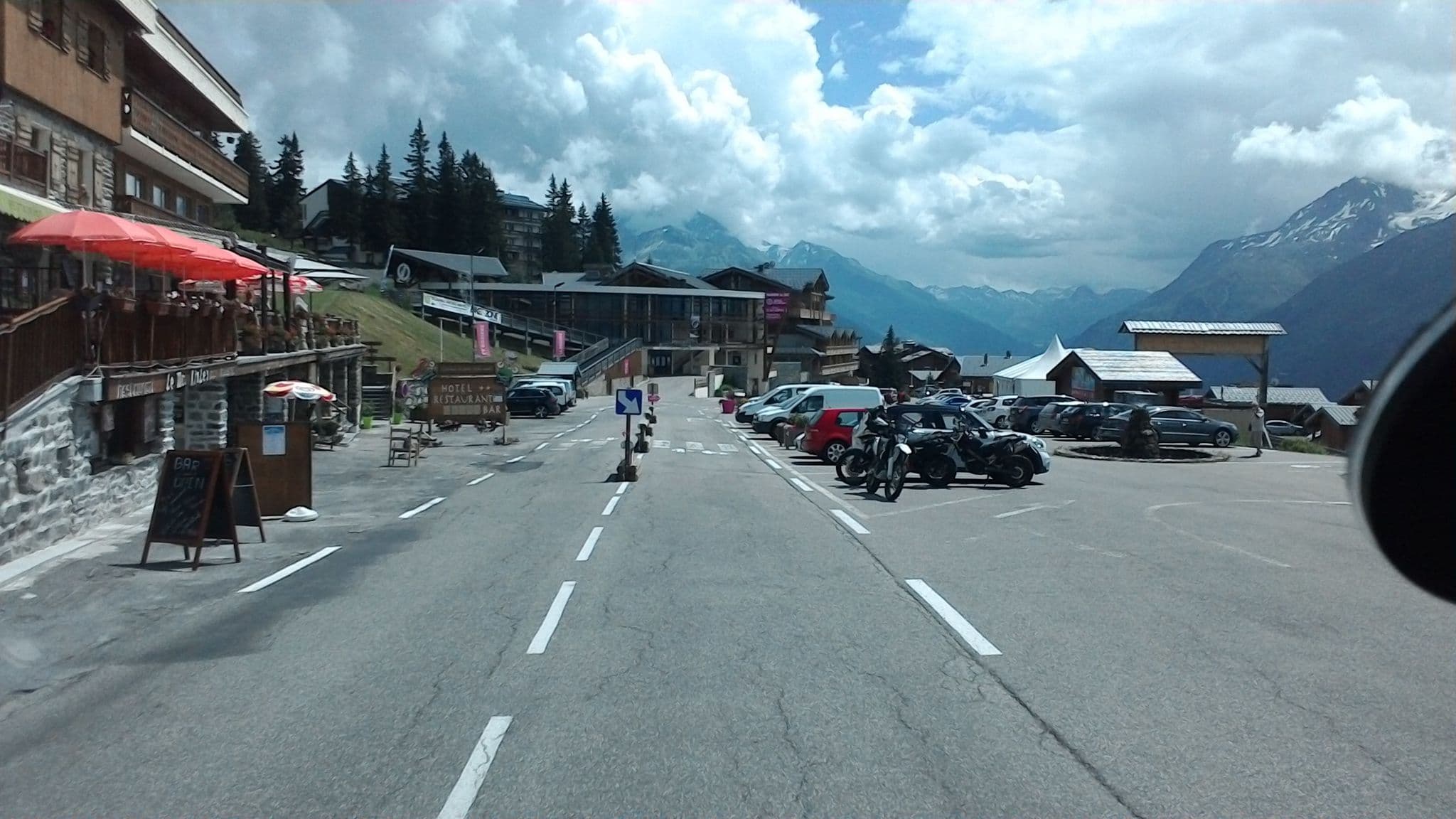 Street view near Le Schatzi, Séez