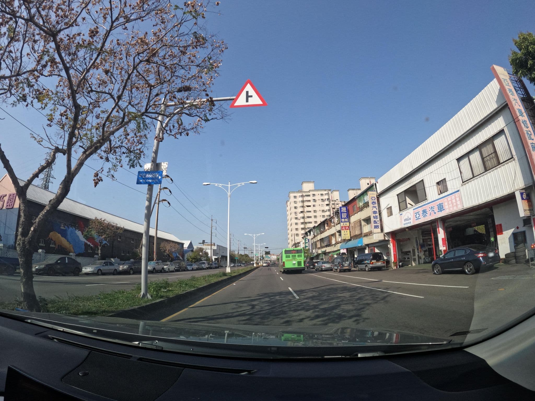 Street view near 花園汽車旅館, Wufeng — © littlebtc (CC BY-SA · Mapillary)