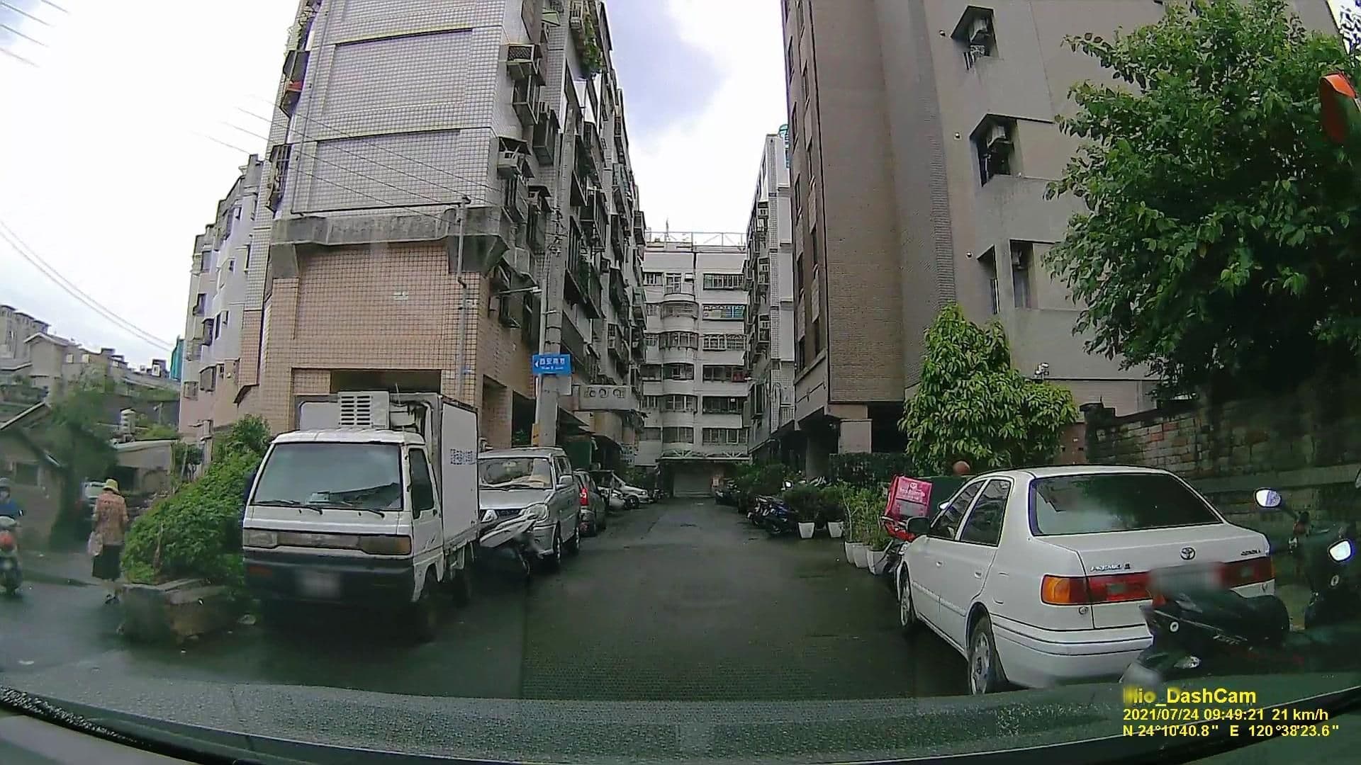 Street view near 逢甲美學院 Feng Chia Beauty, Taichung — © littlebtc (CC BY-SA · Mapillary)