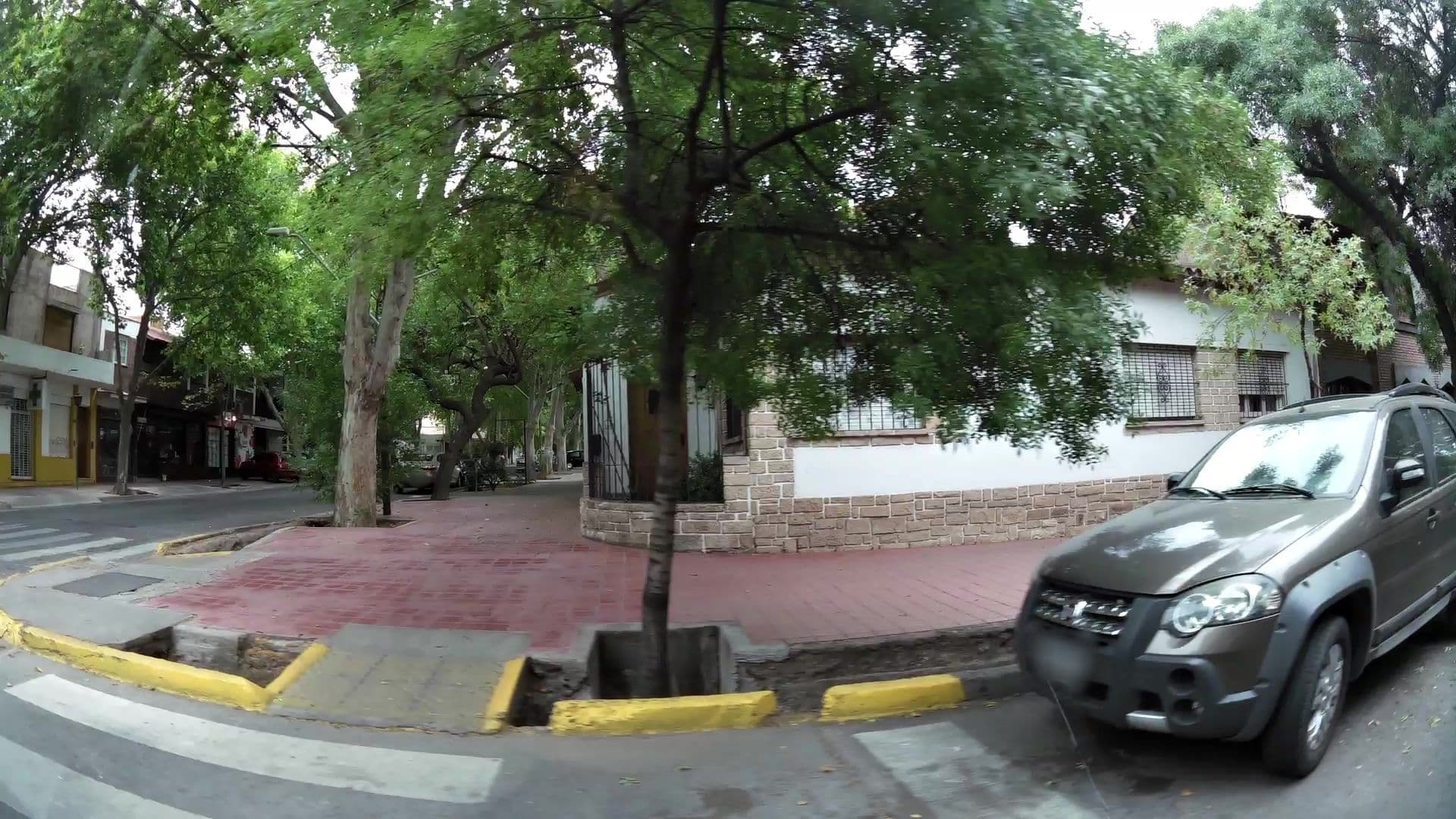 Street view near Gorilla Hostel, Mendoza — © kaartcam (CC BY-SA · Mapillary)
