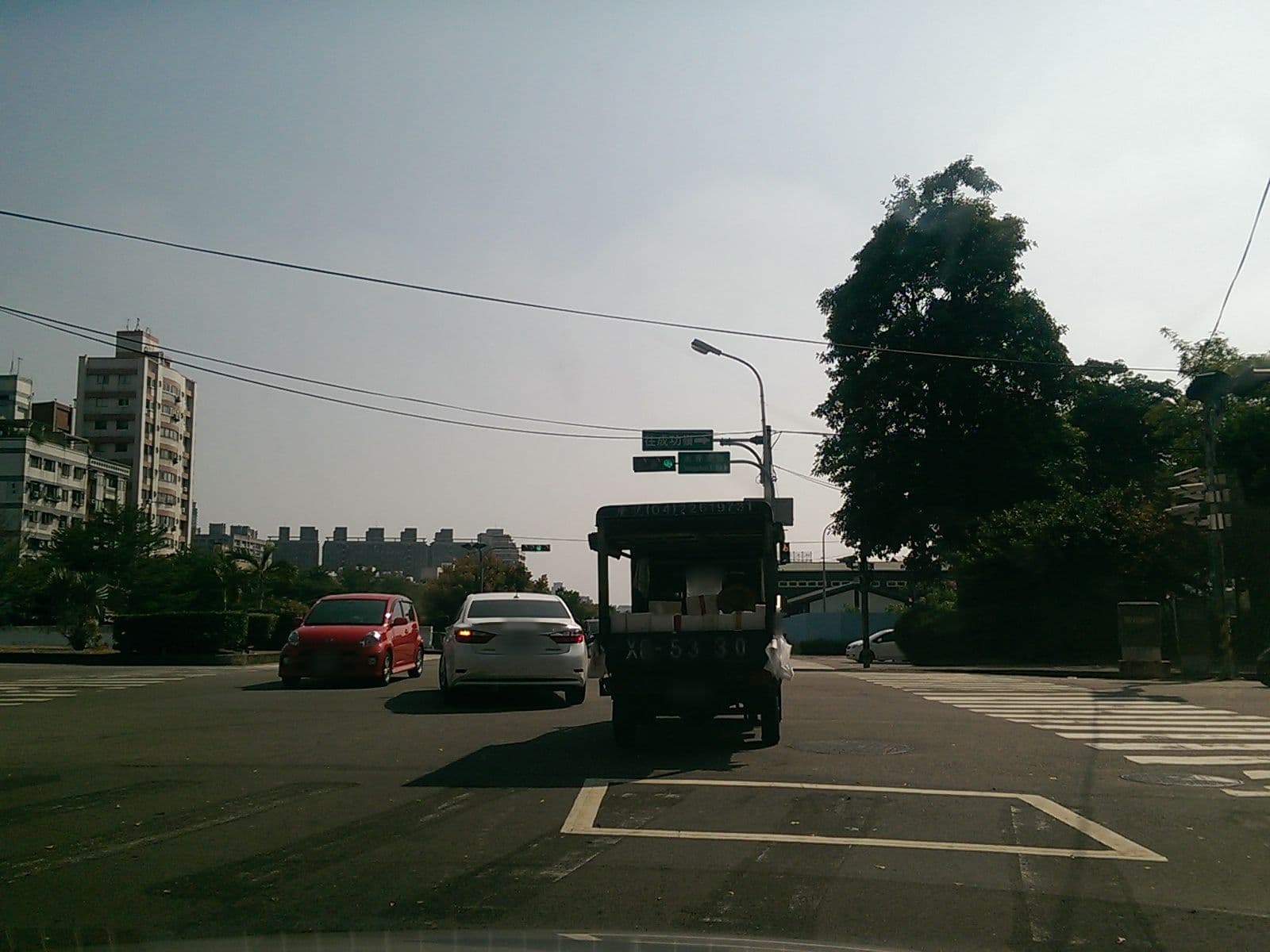 Street view near 愛丁堡庭園汽車旅館, Taichung — © littlebtc (CC BY-SA · Mapillary)