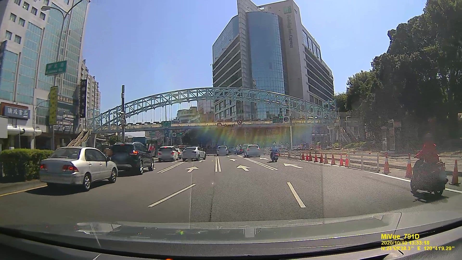 Street view near Fly Inn Hostel, Taichung — © littlebtc (CC BY-SA · Mapillary)