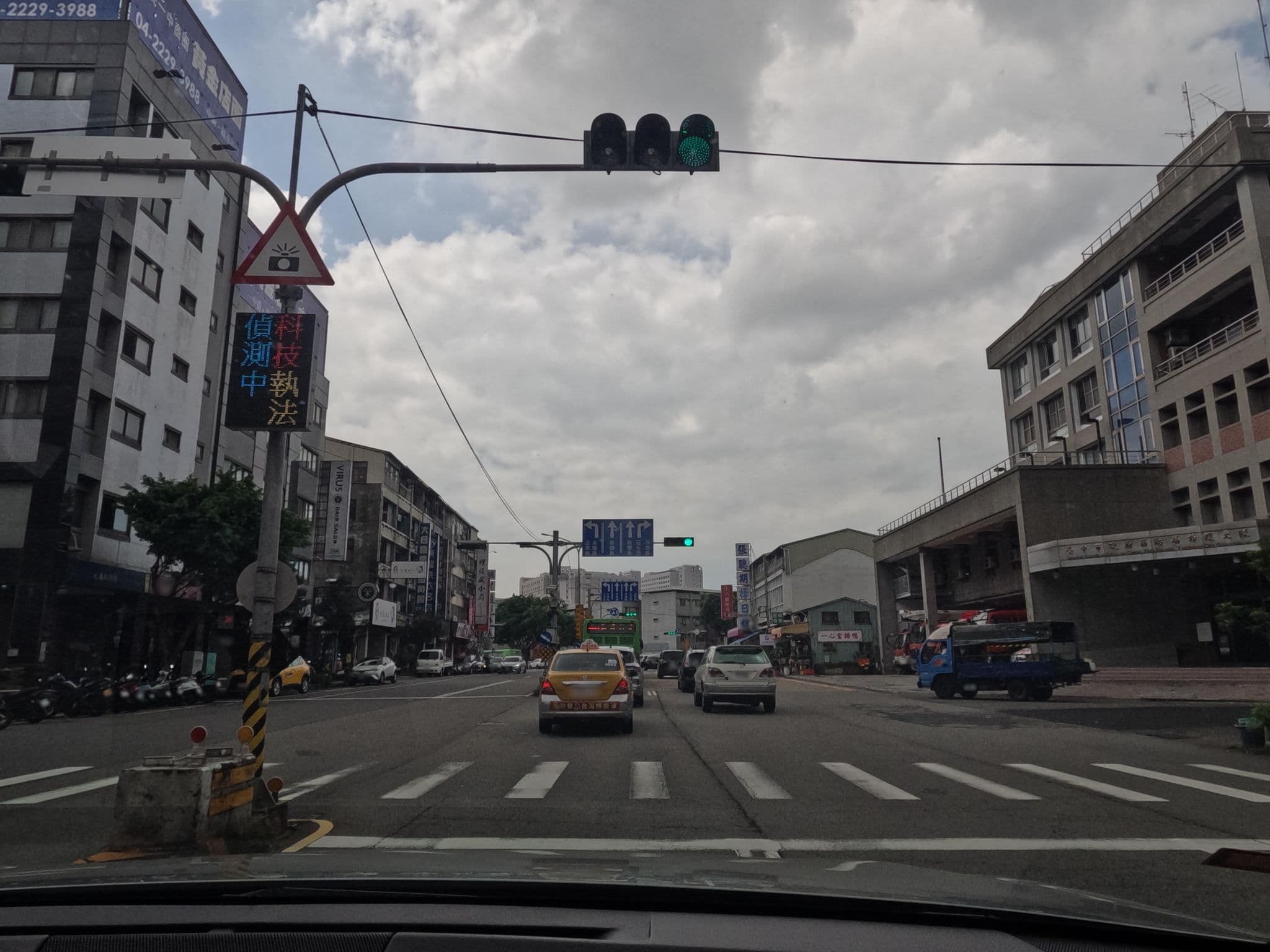 Street view near Getcha Bistro N Bar Hostel, Taichung — © littlebtc (CC BY-SA · Mapillary)