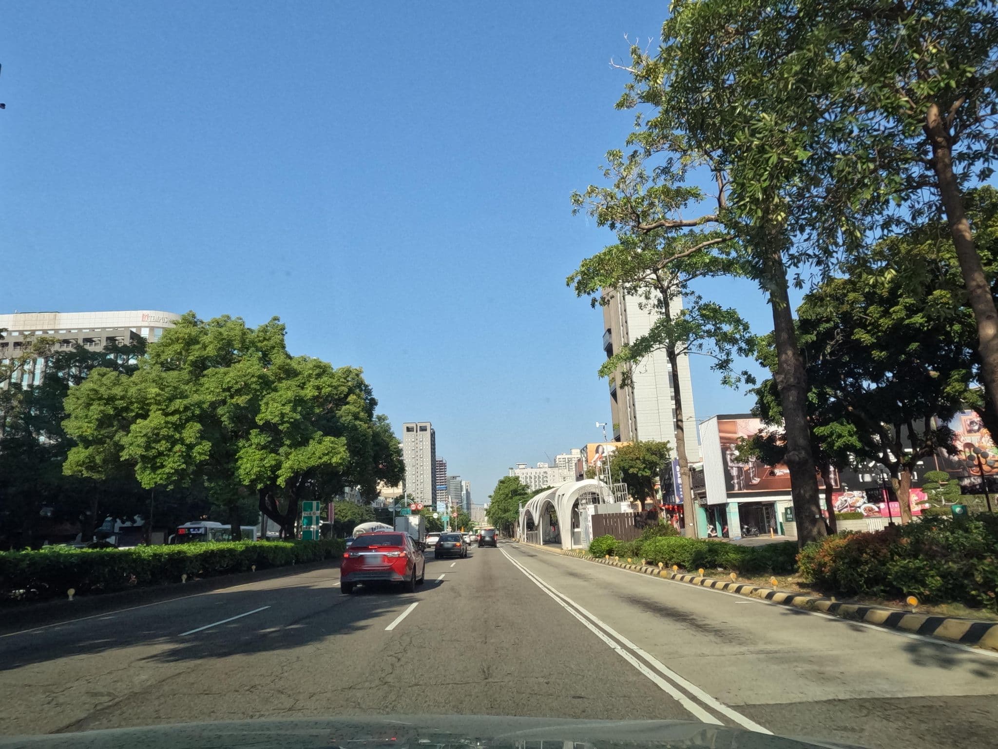 Street view near 台中長榮桂冠酒店 Evergreen Laurel Hotel, Taichung — © littlebtc (CC BY-SA · Mapillary)