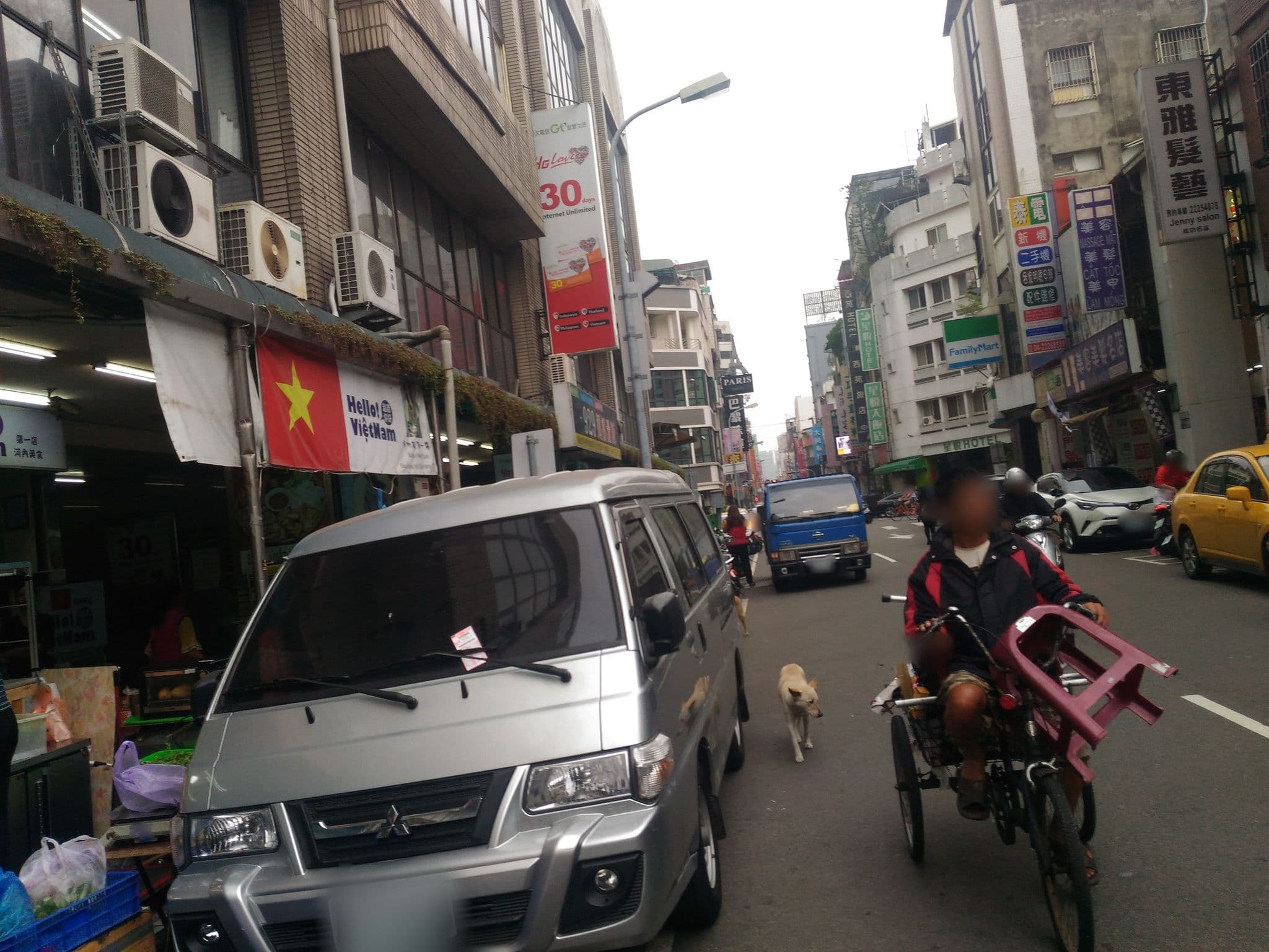 Street view near 星悅大飯店, Taichung — © adsa562 (CC BY-SA · Mapillary)
