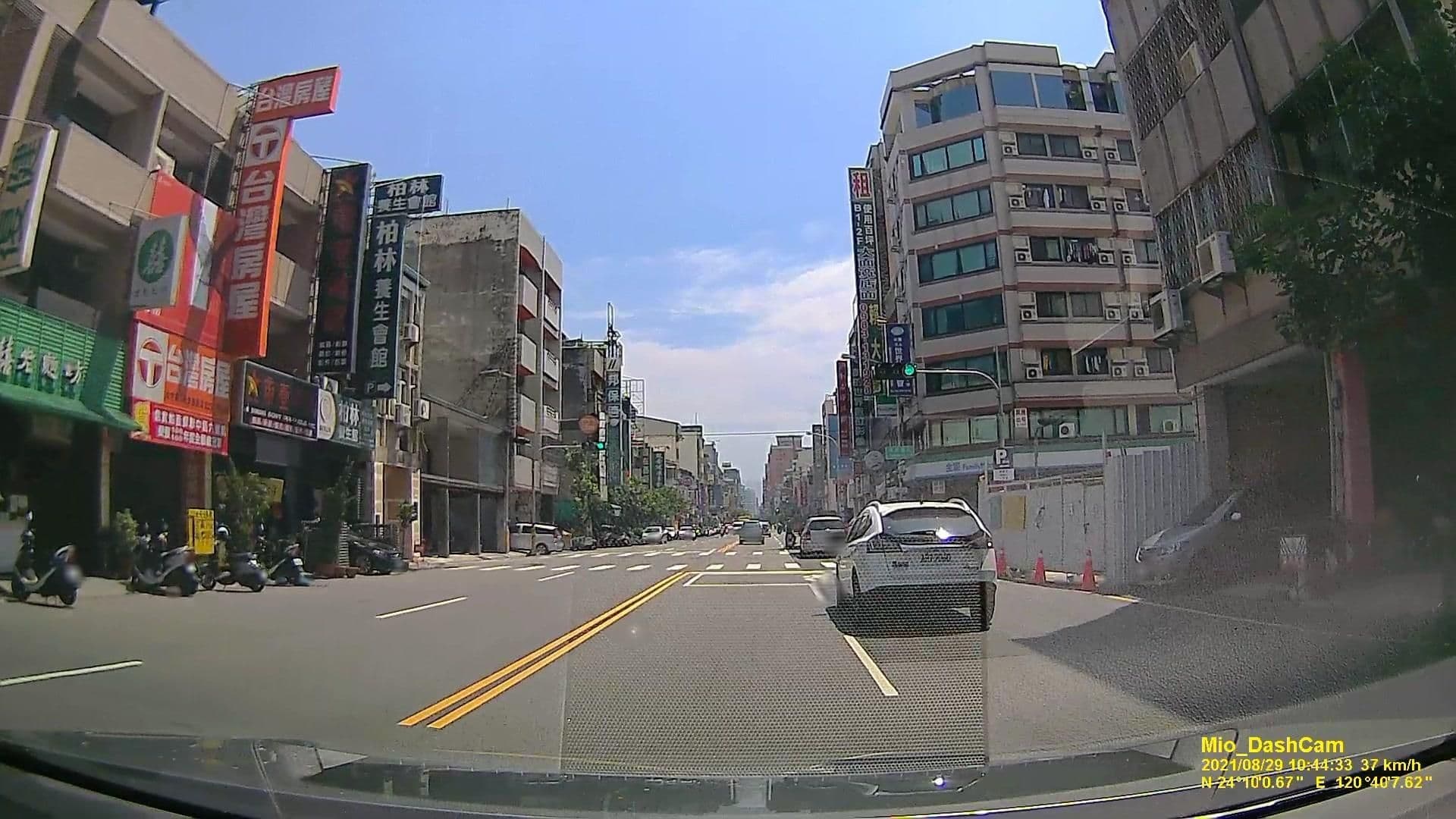 Street view near 漢口大飯店, Taichung — © littlebtc (CC BY-SA · Mapillary)