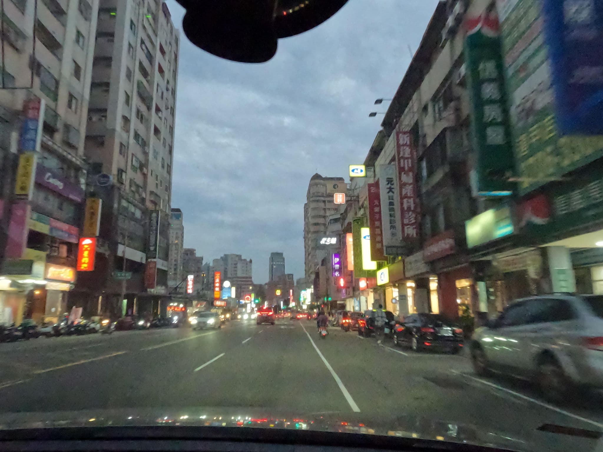 Street view near Dream Mansion Hotel, Taichung — © littlebtc (CC BY-SA · Mapillary)