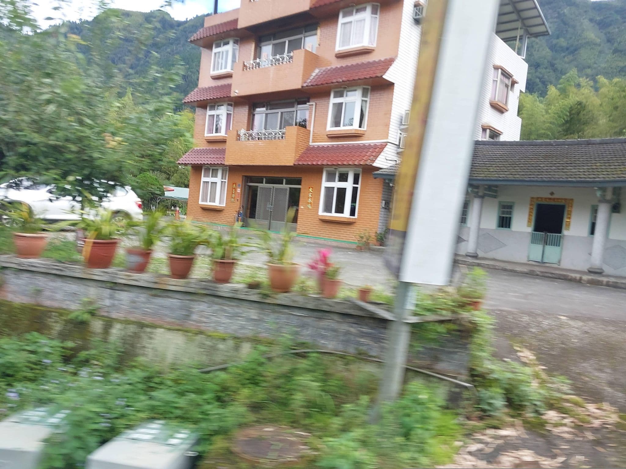 Street view near 天品渡假木屋, Lugu — © ChenJJ (CC BY-SA · Mapillary)