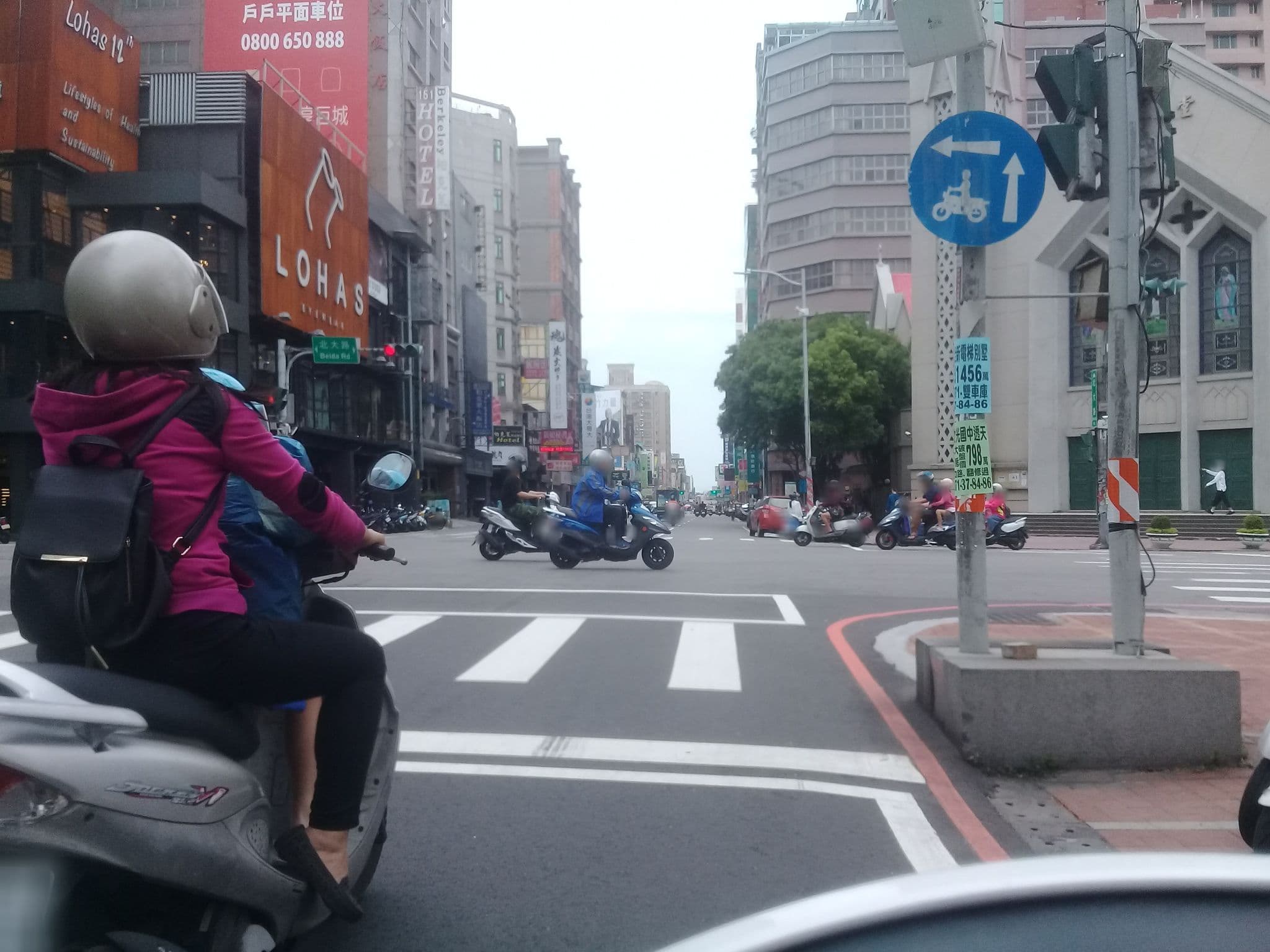 Street view near 新竹柏克萊大飯店 Berkeley Hotels Hsinchu Taiwan, Hsinchu — © qqaaww92017474 (CC BY-SA · Mapillary)