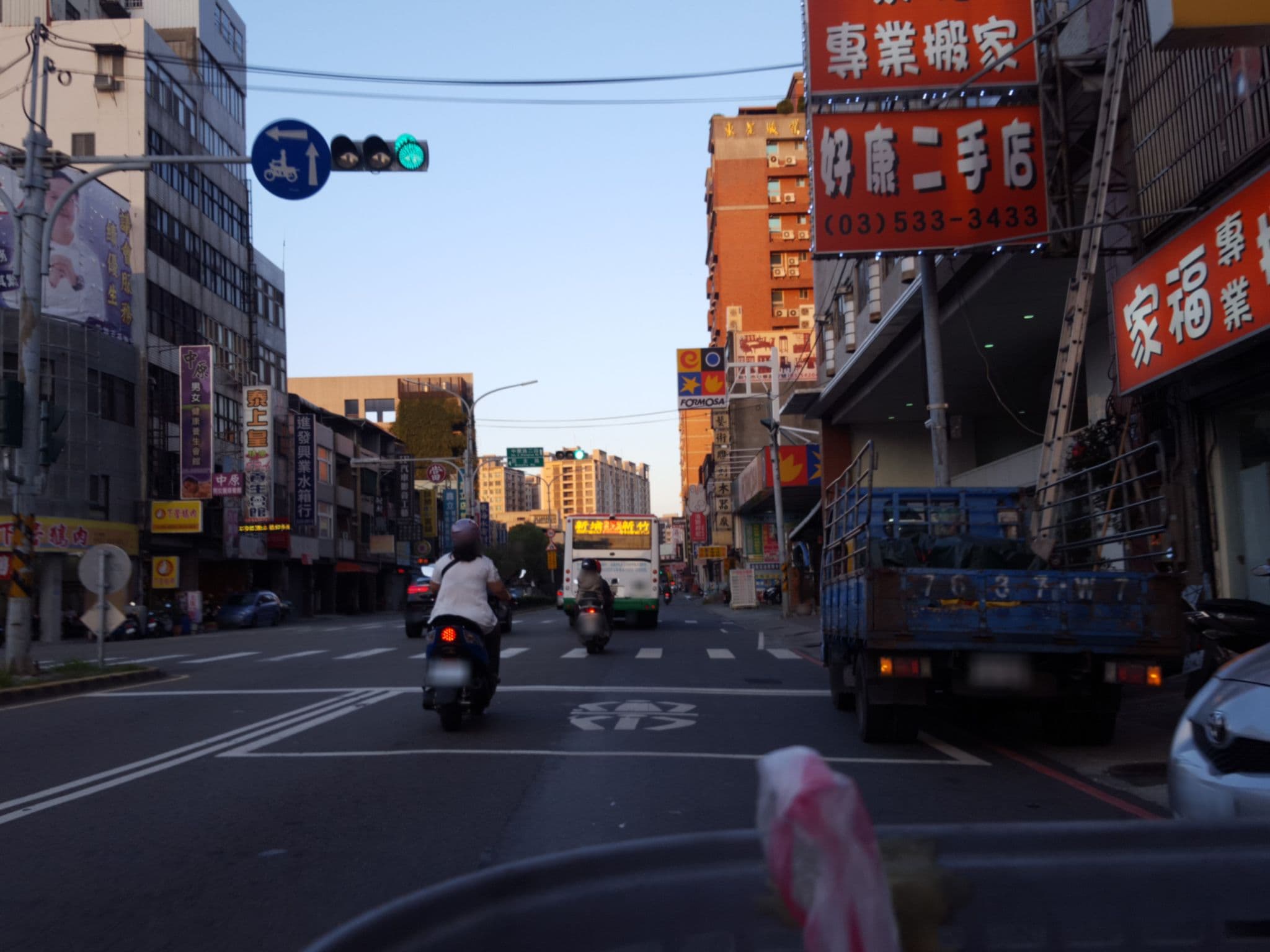 Street view near 新竹凱撒大飯店, Hsinchu — © jou (CC BY-SA · Mapillary)