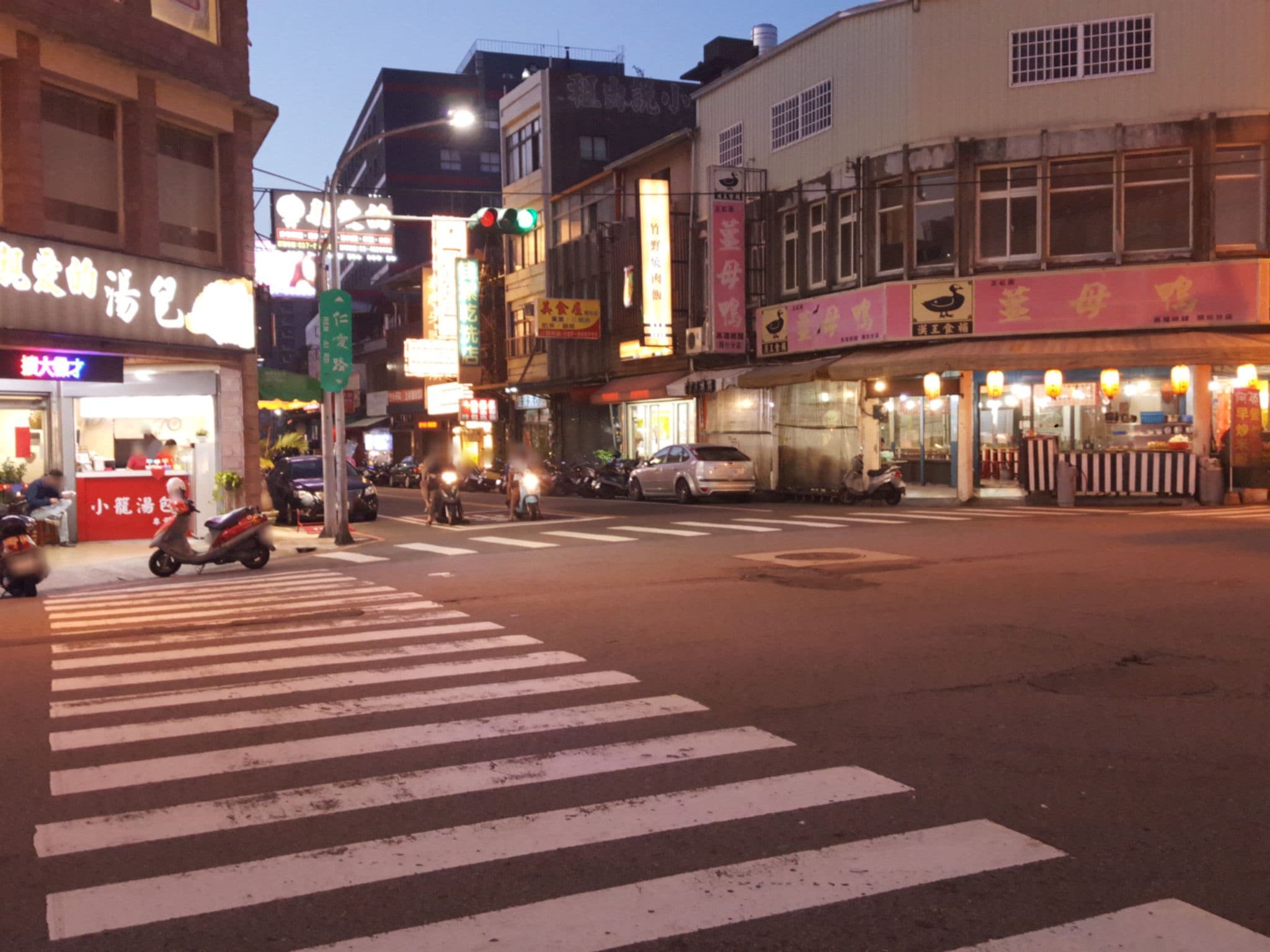 Street view near 東方大旅社, Toufen — © mandymei (CC BY-SA · Mapillary)