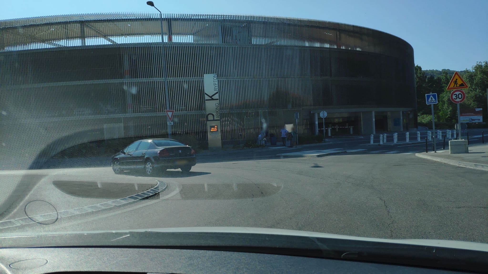 Street view near B&B Hotels, Aix-en-Provence — © zimmy (CC BY-SA · Mapillary)