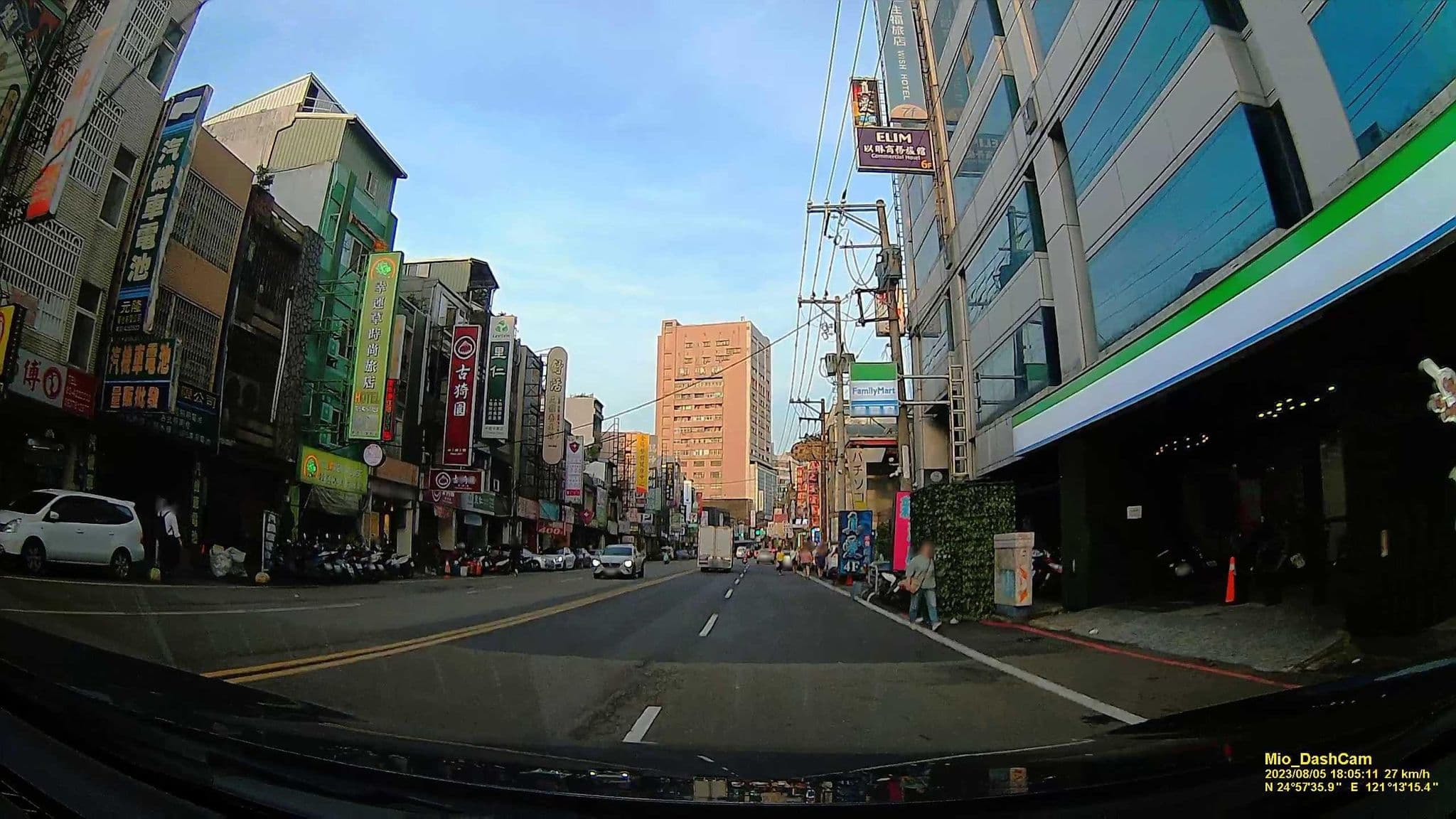 Street view near 華泰大旅社, Neili — © hcyen (CC BY-SA · Mapillary)
