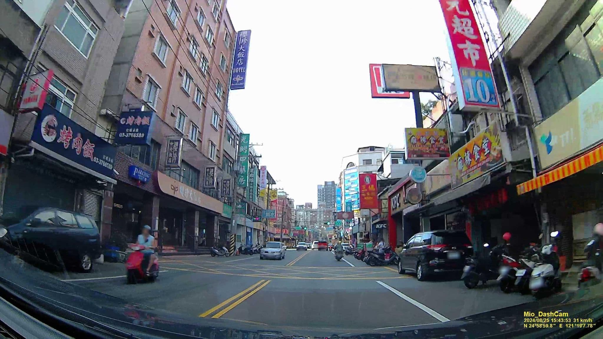 Street view near 櫻珍大飯店, Taoyuan — © hcyen (CC BY-SA · Mapillary)
