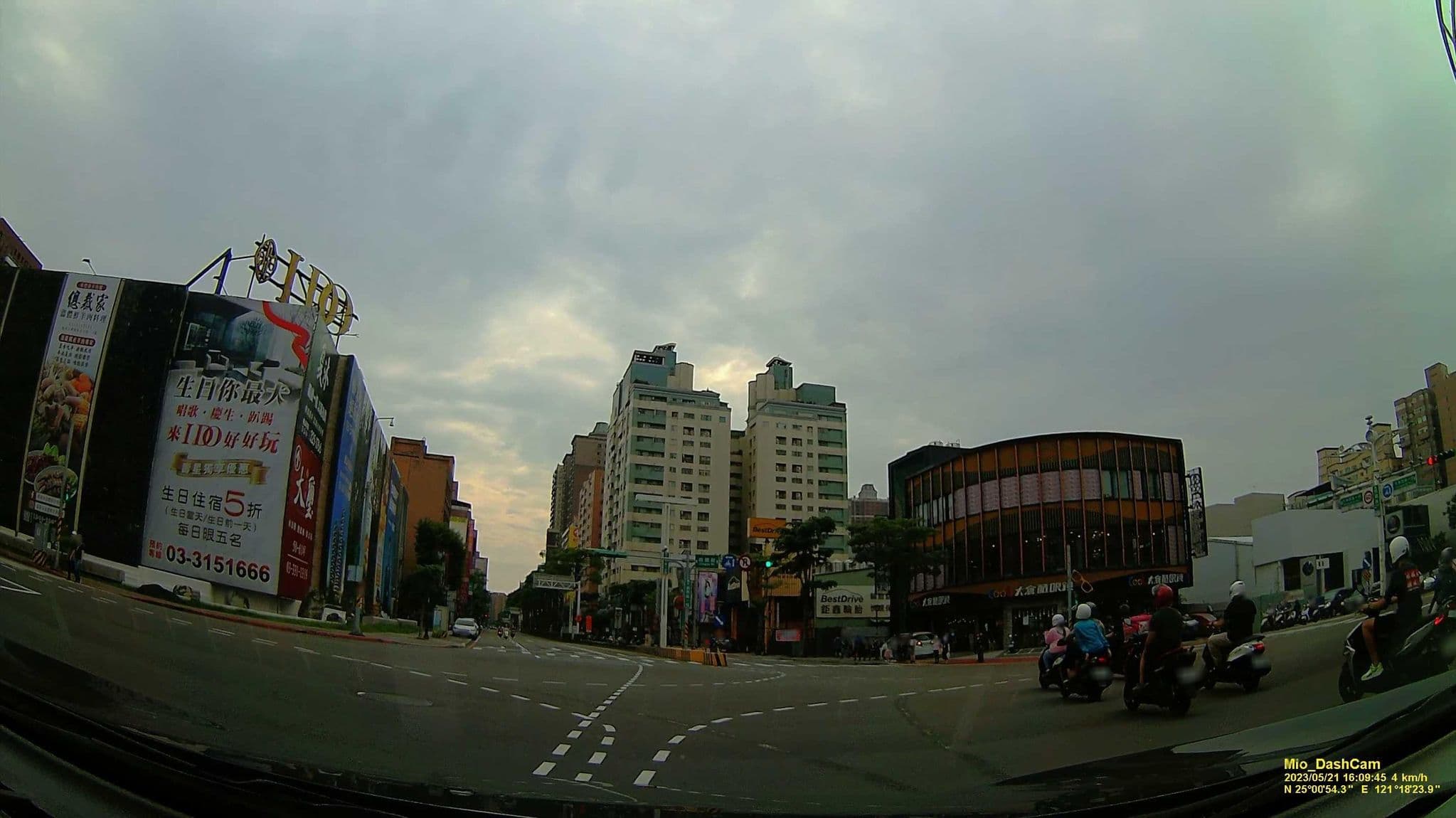 Street view near I do頂級汽車旅館, Taoyuan — © hcyen (CC BY-SA · Mapillary)
