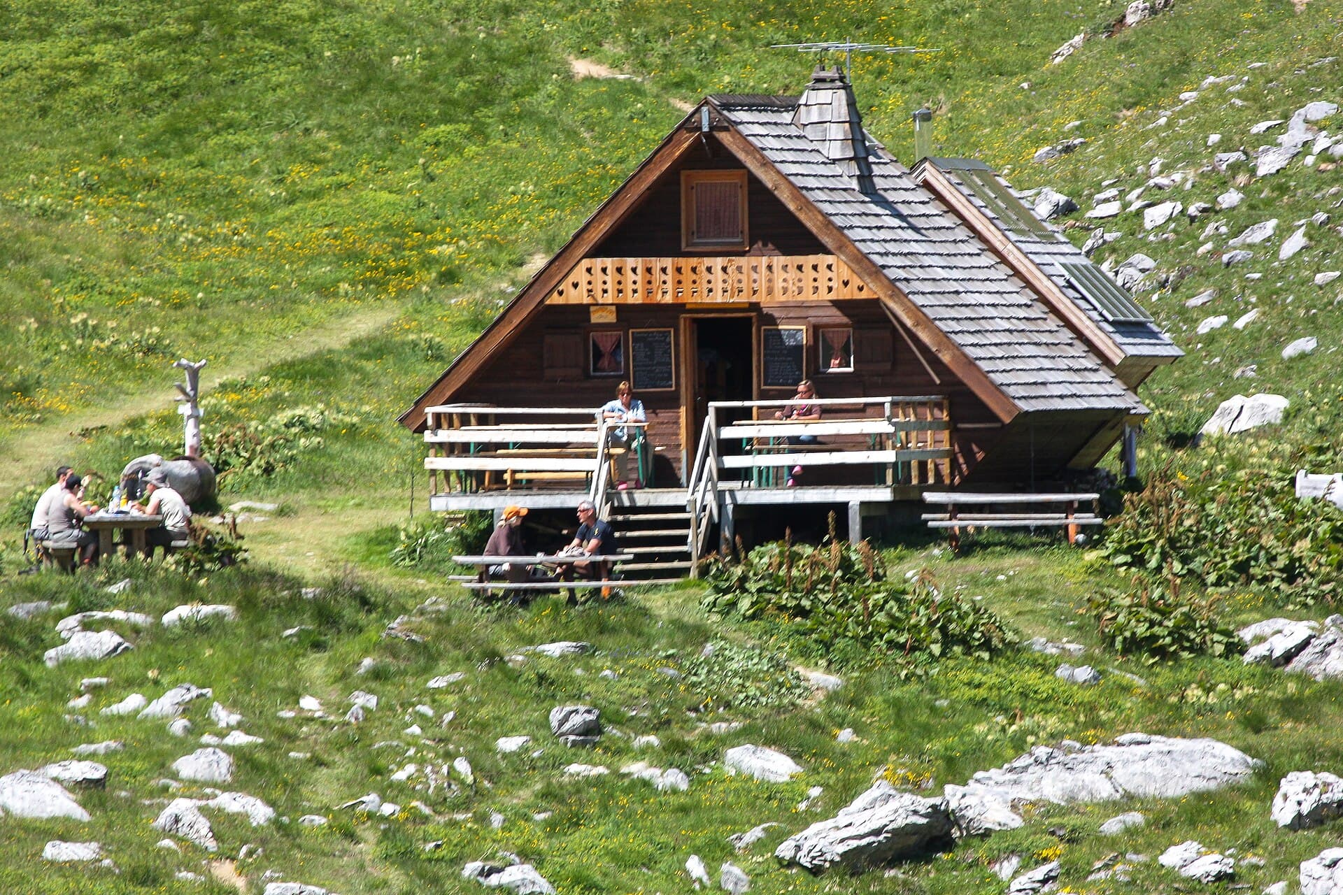 Refuge des lacs Merlet (via Wikimedia Commons, CC BY-SA 3.0)