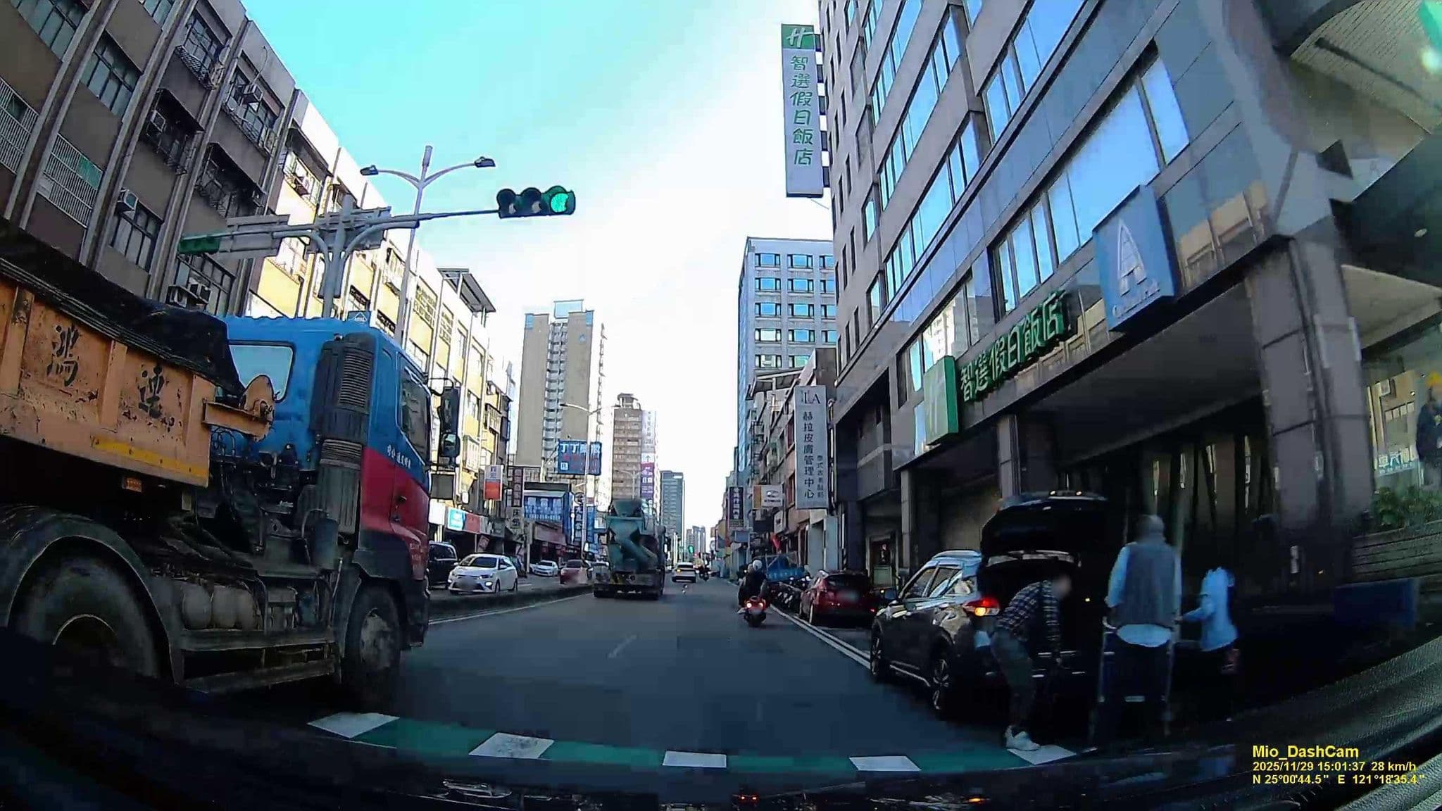 Street view near 桃園快捷假日飯店, Taoyuan — © hcyen (CC BY-SA · Mapillary)