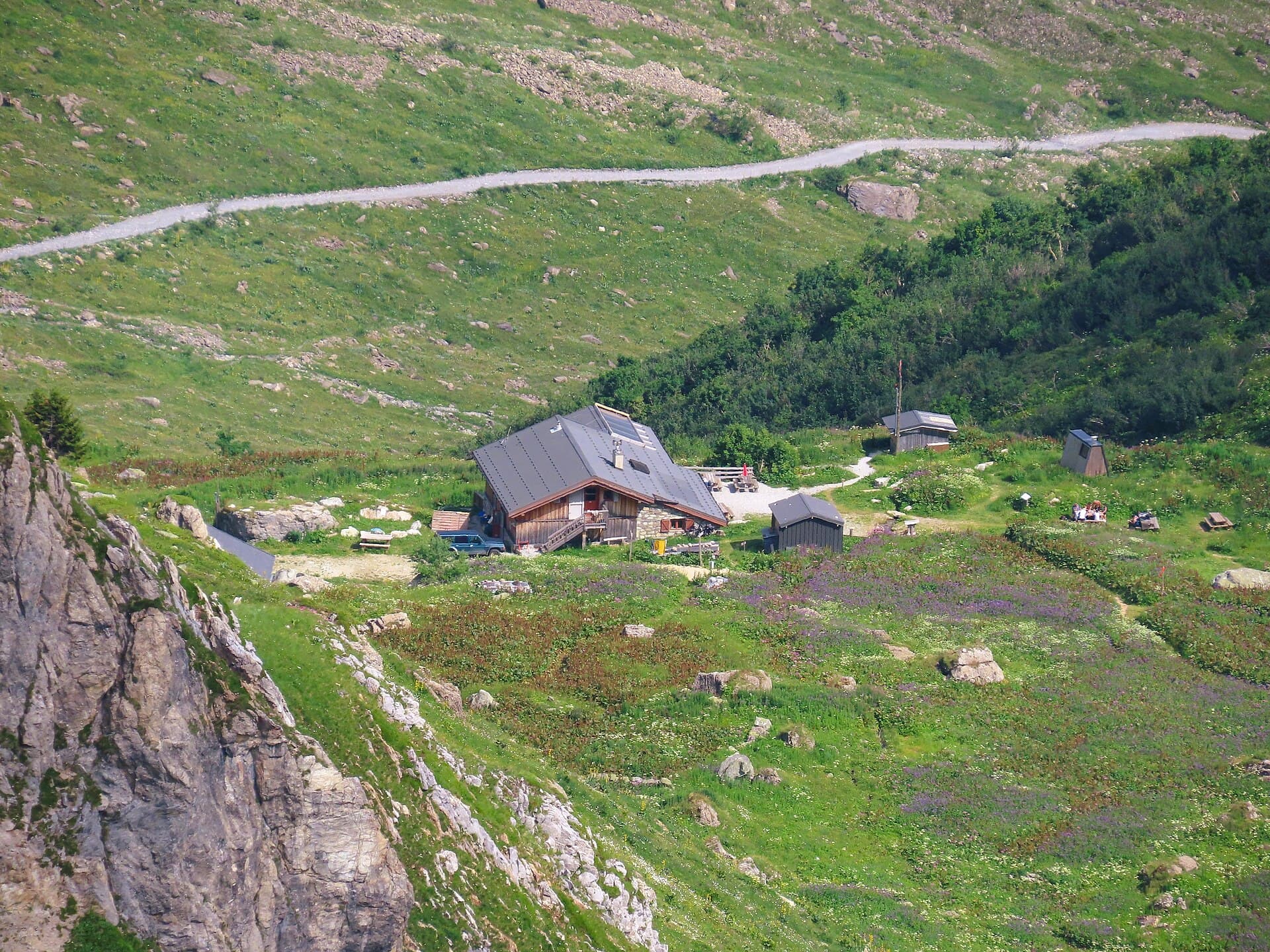Refuge de la Balme (via Wikimedia Commons, CC BY-SA 4.0)