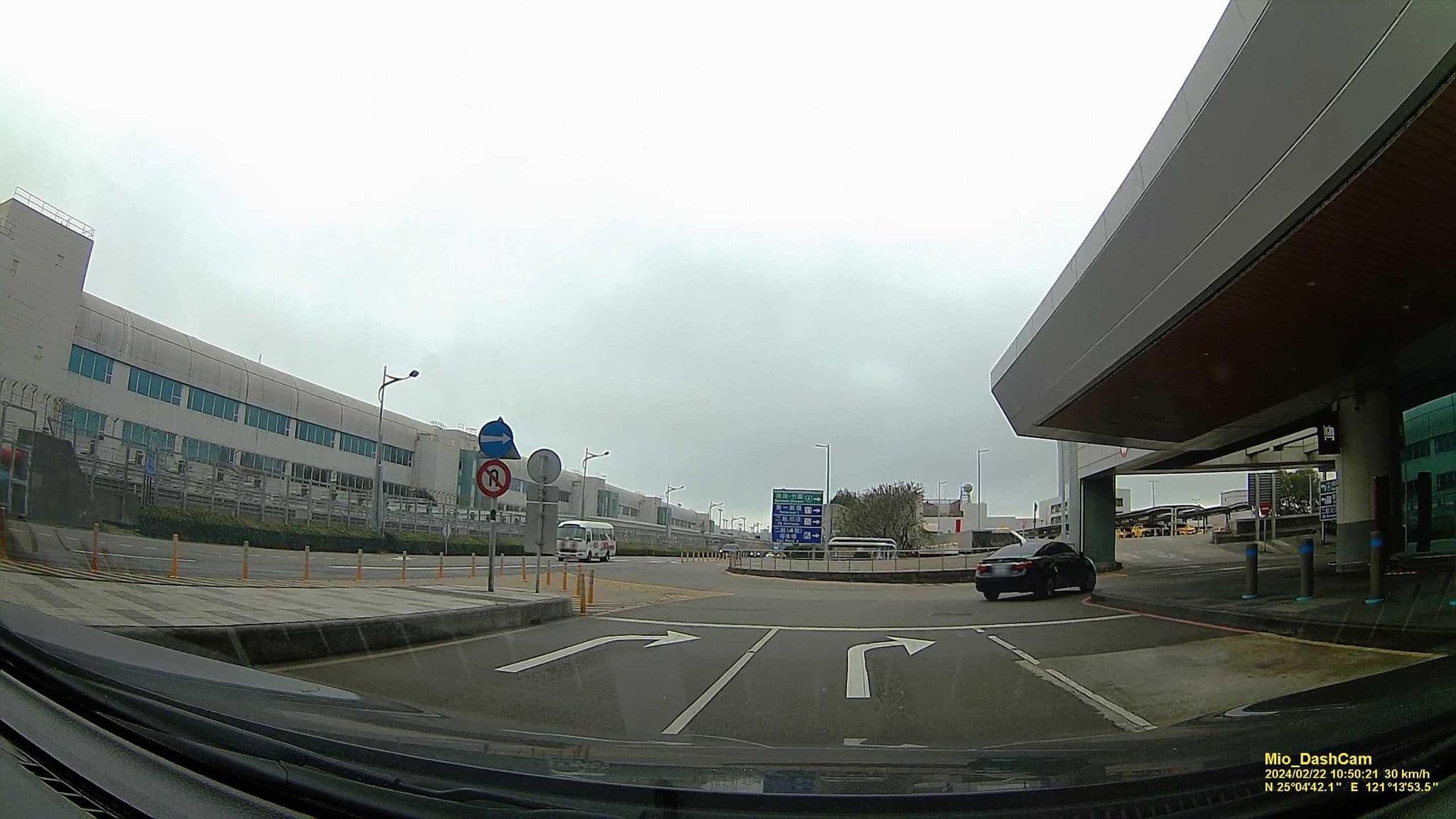Street view near 長榮轉機旅館 Evergreen Transit Hotel, Taoyuan — © hcyen (CC BY-SA · Mapillary)