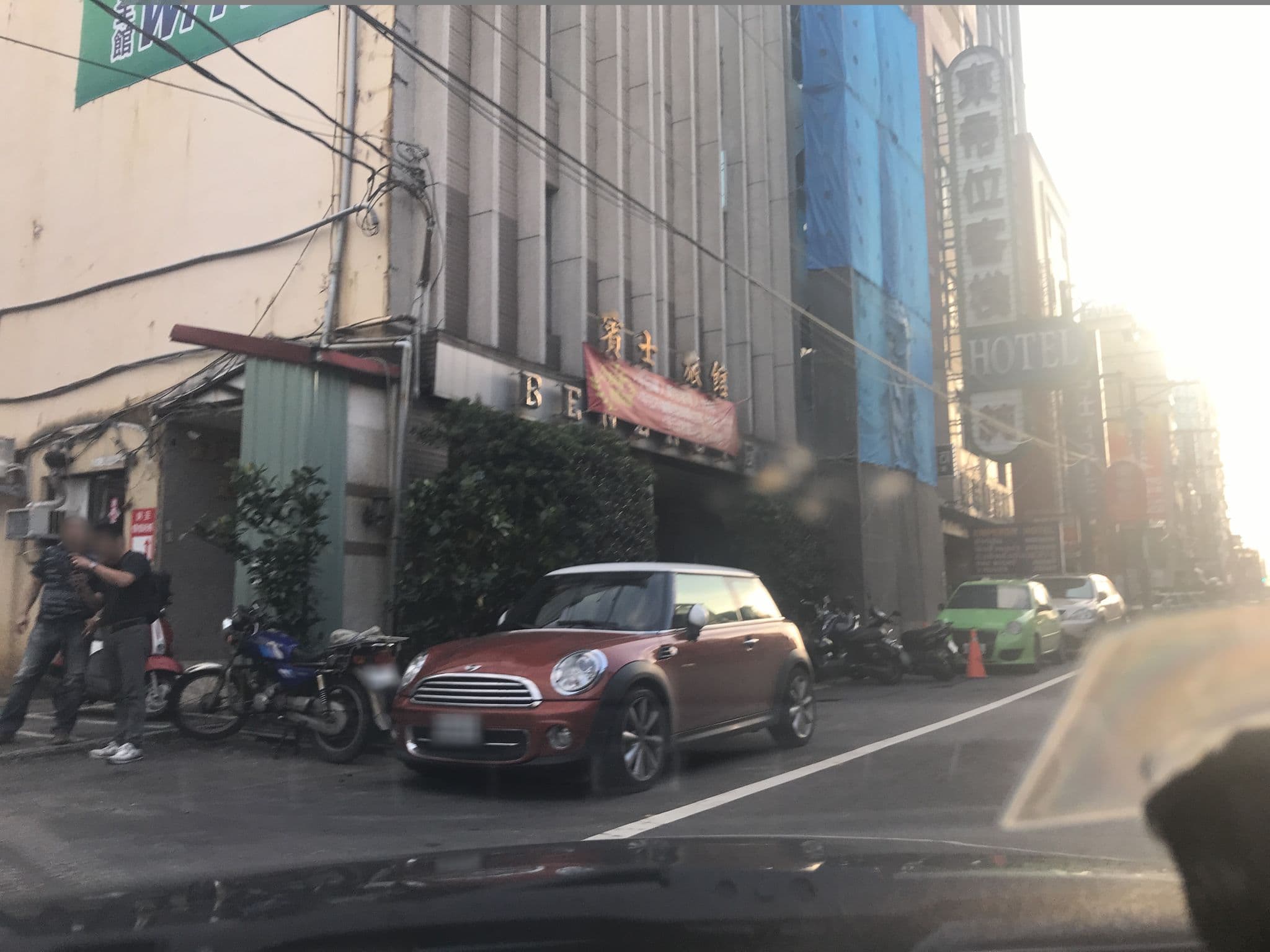 Street view near Benz Hotel, Neili — © kevinkant (CC BY-SA · Mapillary)