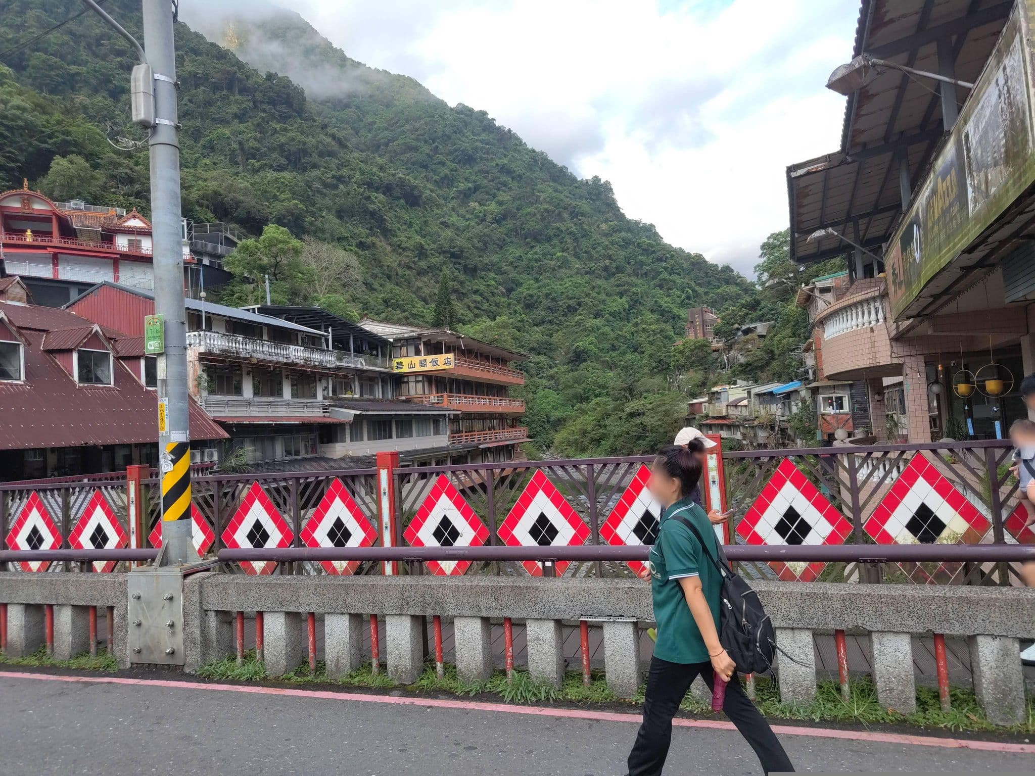 Street view near 明月溫泉會館 Full Moon SPA, Wulai — © komali2 (CC BY-SA · Mapillary)