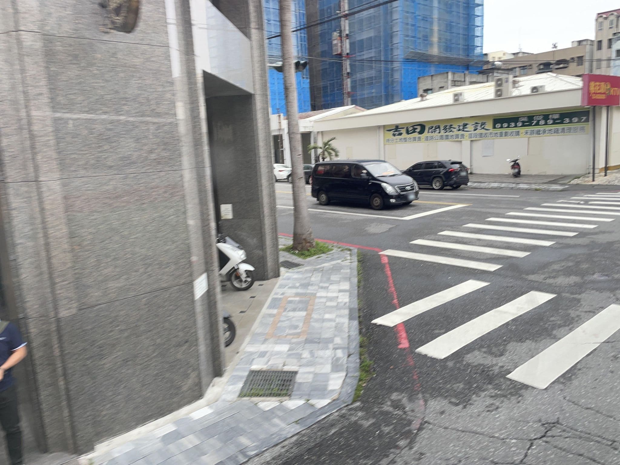 Street view near 曼波魚四季大飯店 Mola Mola Four Seasons Hotel, Hualien City — © ChenJJ (CC BY-SA · Mapillary)