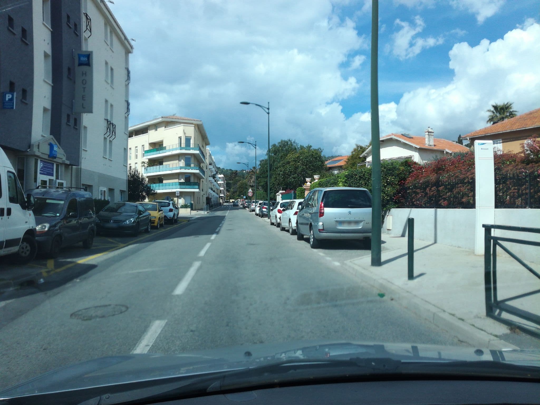 Street view near Hôtel Ibis budget Hyères centre ville, Hyères — © baptistemm (CC BY-SA · Mapillary)
