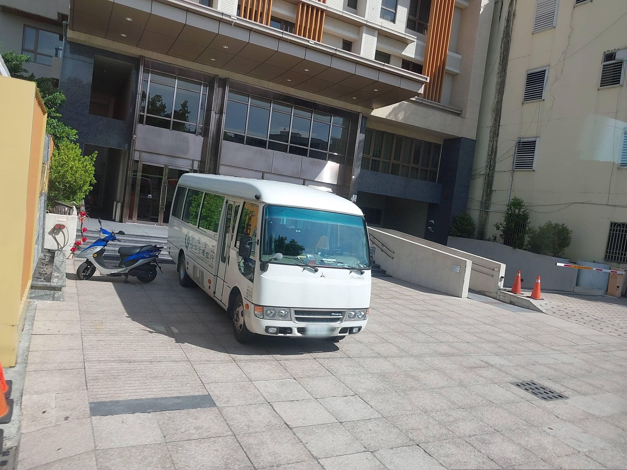 Street view near 福康飯店, Hualien City — © ChenJJ (CC BY-SA · Mapillary)