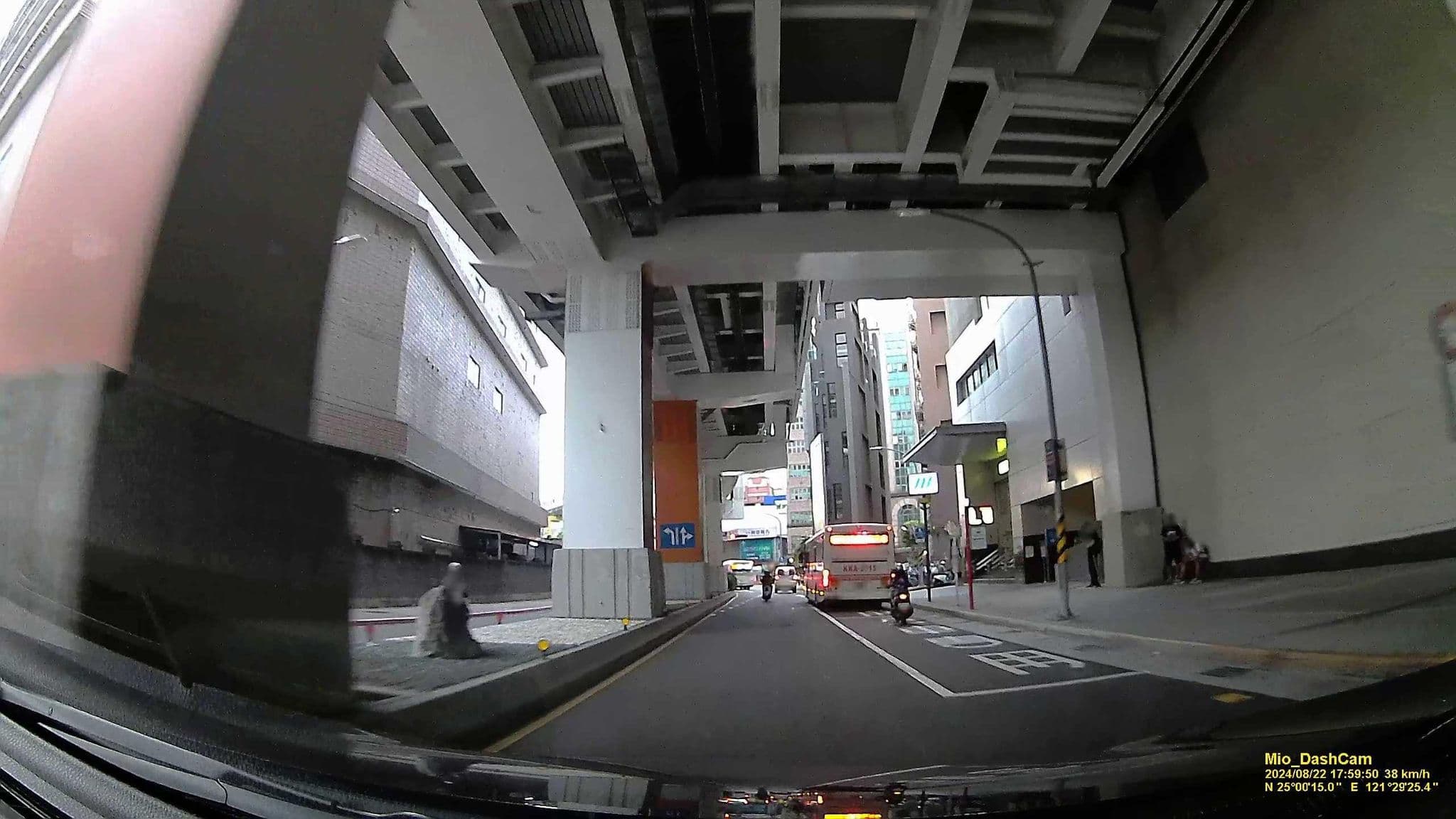 Street view near 寒舍艾美酒店, Banqiao — © hcyen (CC BY-SA · Mapillary)