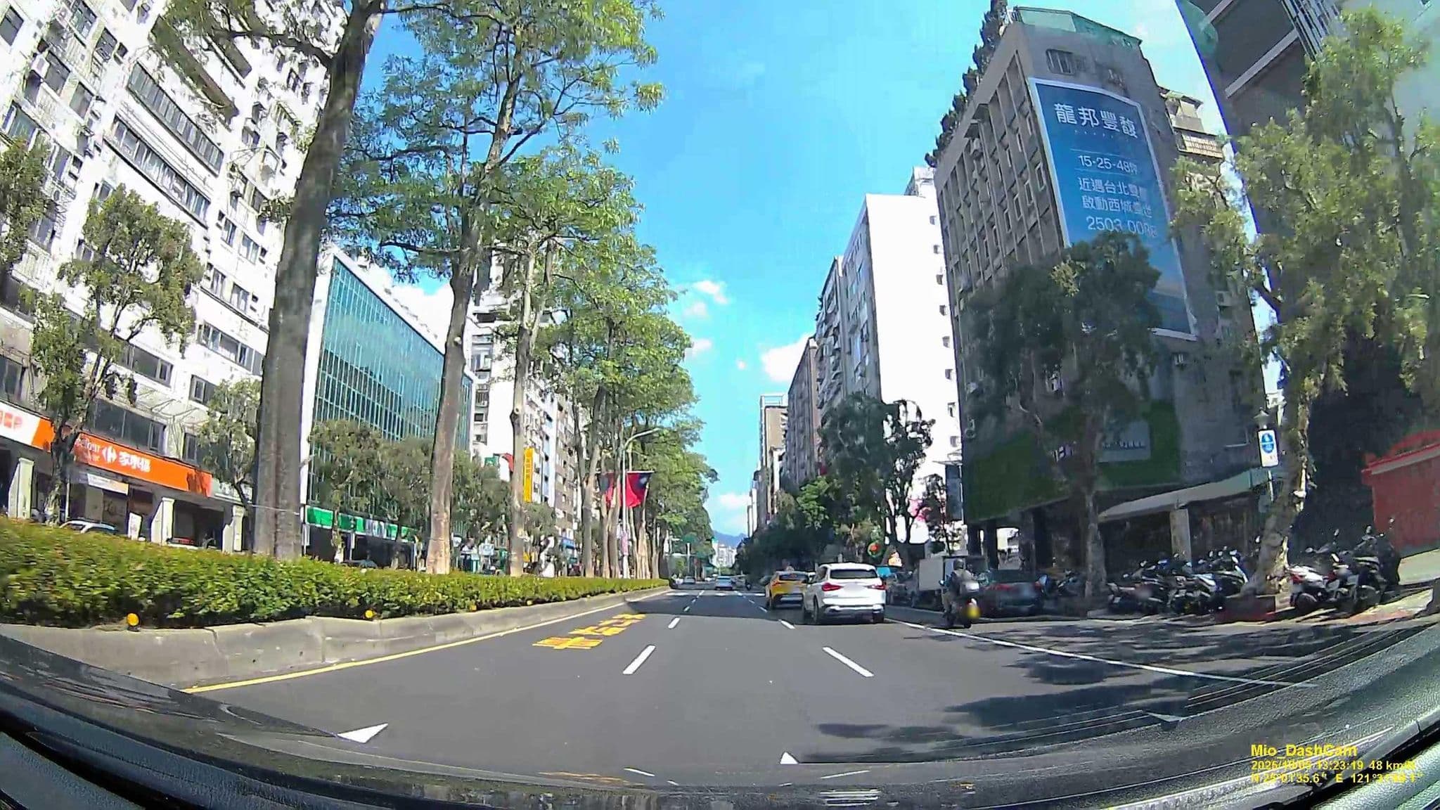 Street view near GoodMore Hotel, Taipei — © hcyen (CC BY-SA · Mapillary)