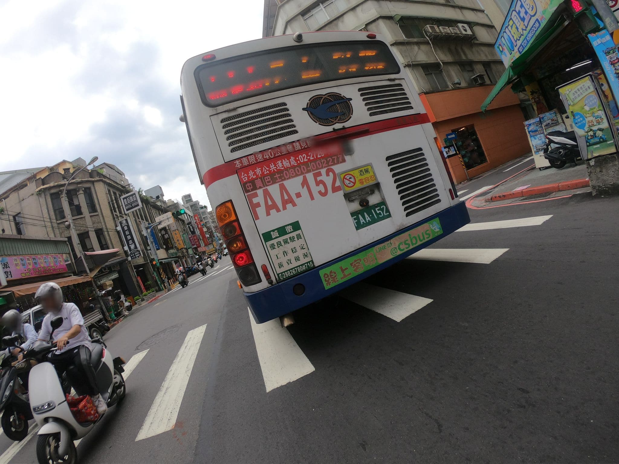 Street view near 皇后旅店, Taipei — © heretpe2019 (CC BY-SA · Mapillary)