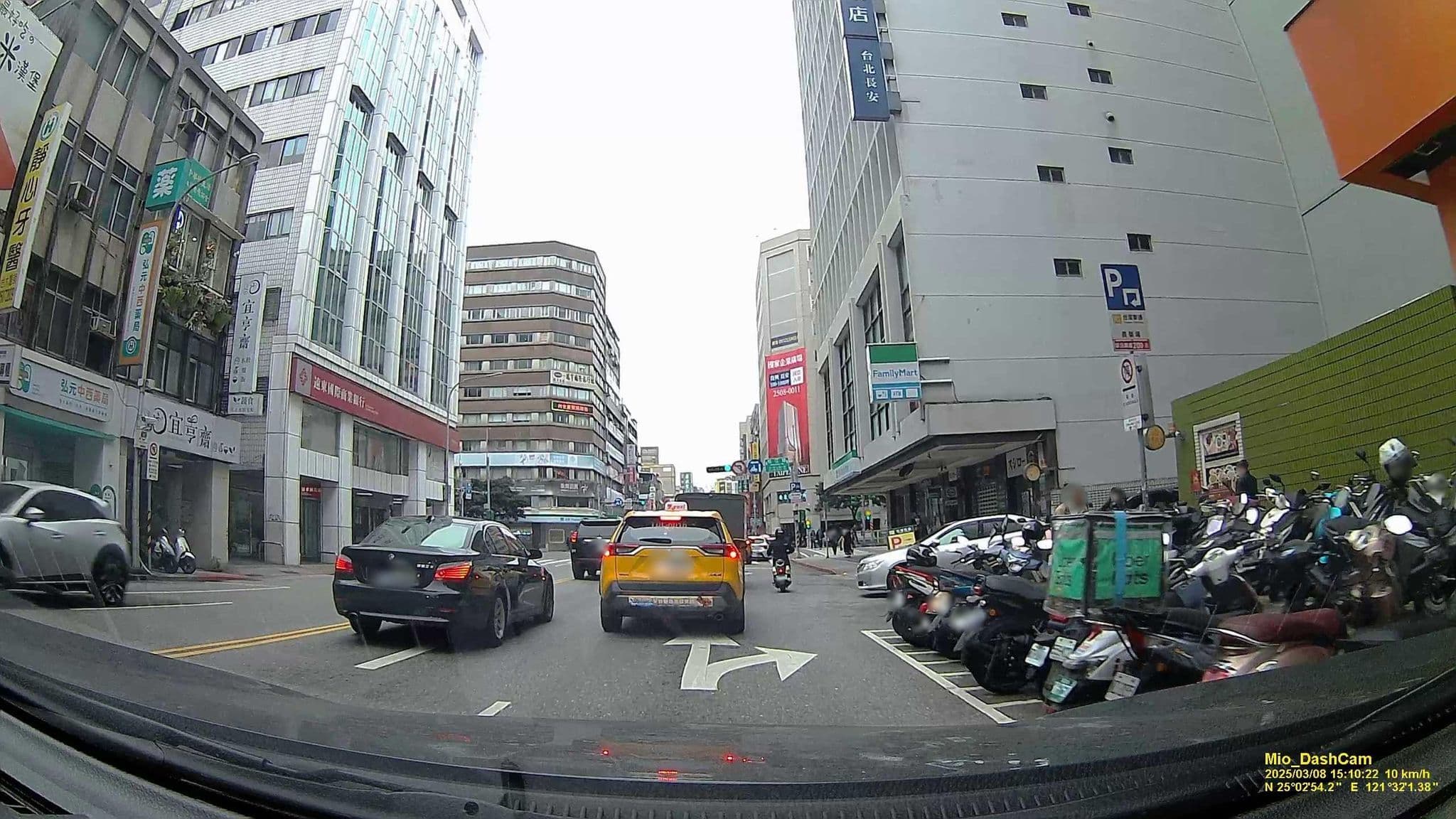 Street view near link world, Taipei — © hcyen (CC BY-SA · Mapillary)