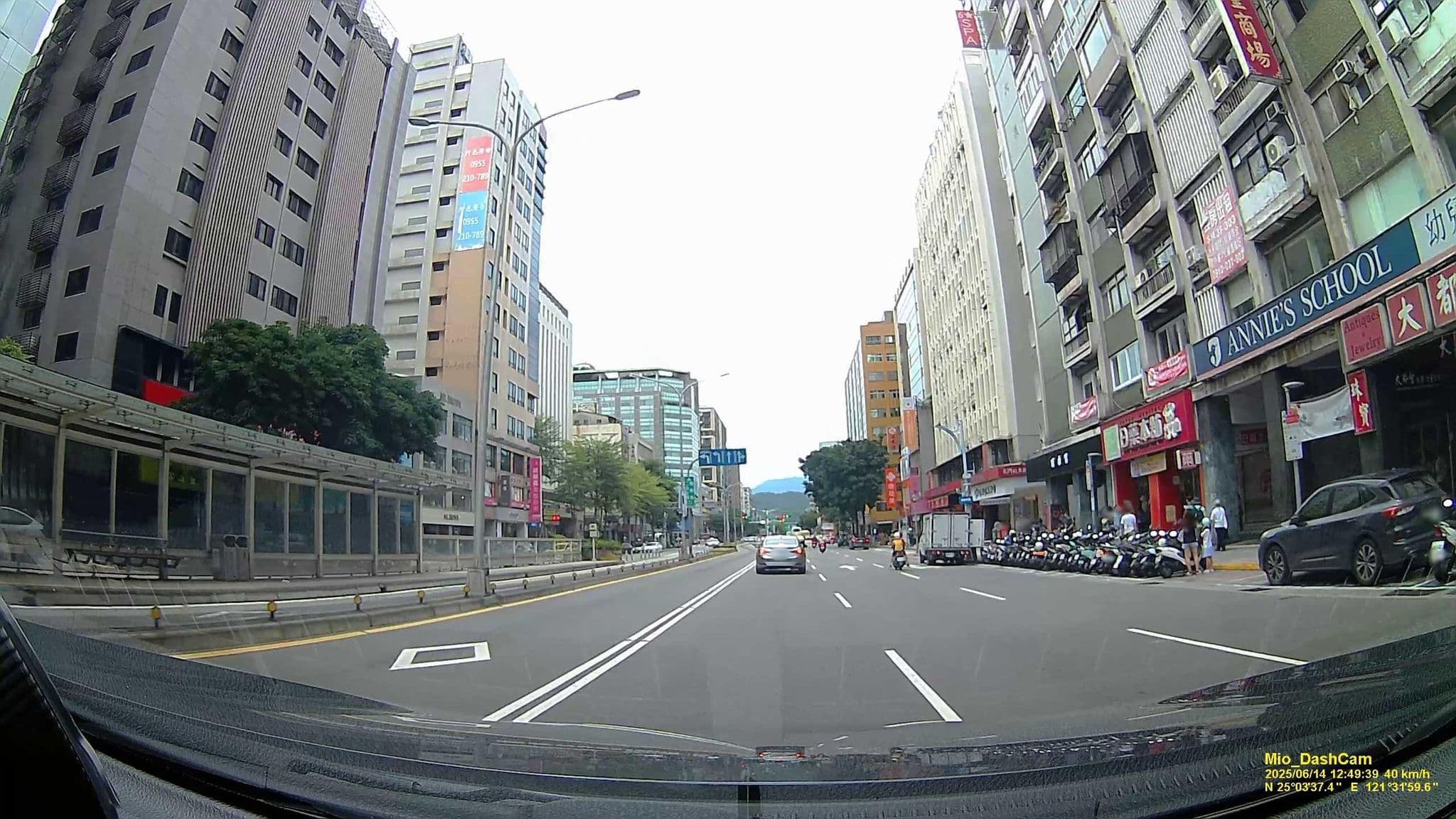 Street view near 台北之家國際青年之家, Taipei — © hcyen (CC BY-SA · Mapillary)