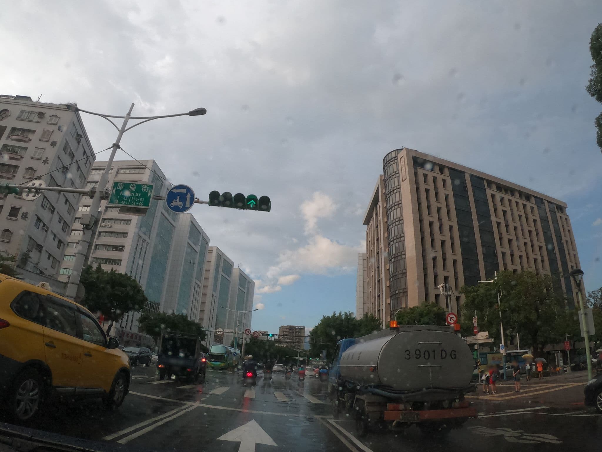 Street view near 222CM Hostel, Taipei — © heretpe2019 (CC BY-SA · Mapillary)