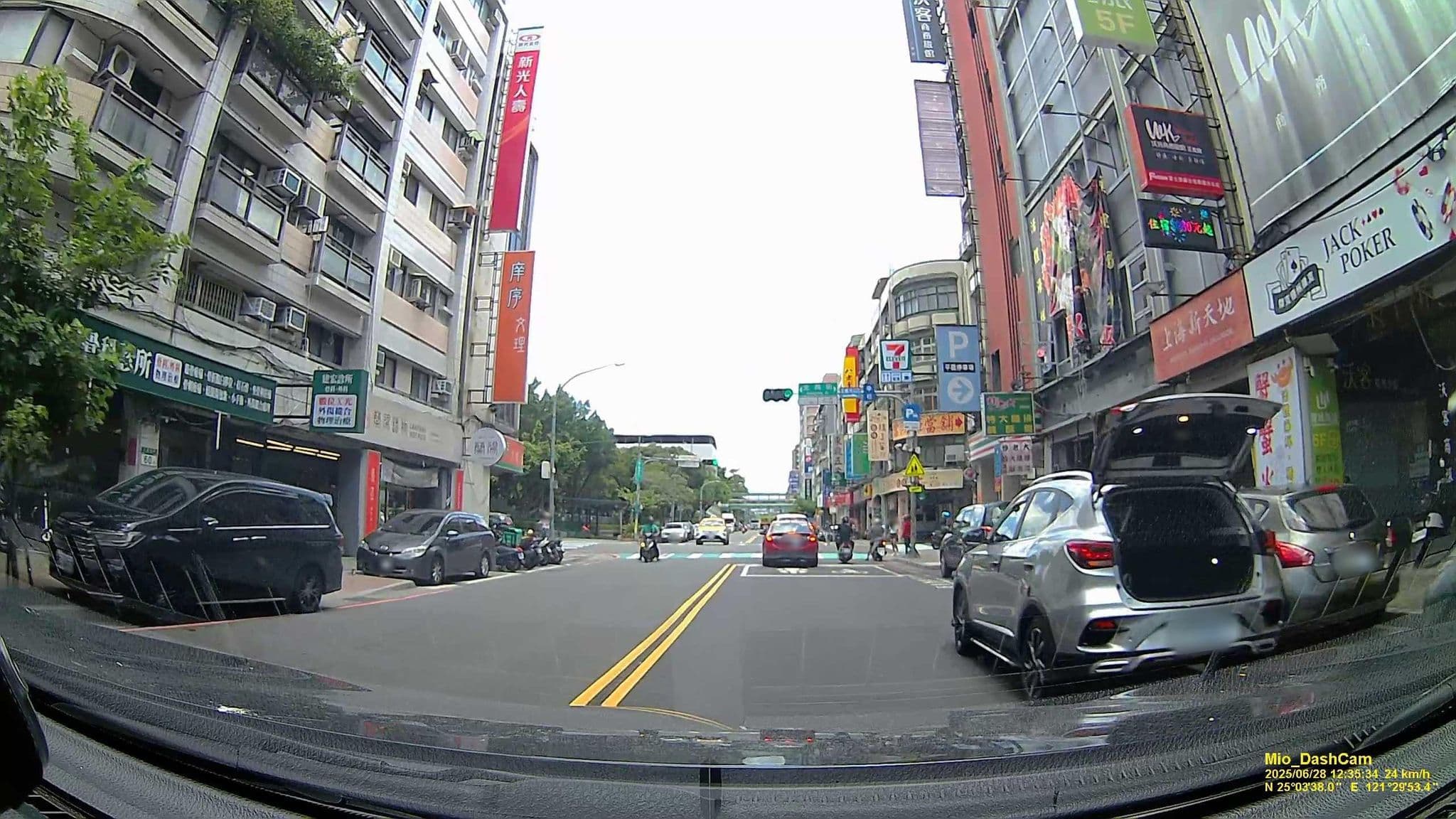 Street view near 絲達爾精品旅店(成功館) Star Hotel(ChenGong branch), Taipei — © hcyen (CC BY-SA · Mapillary)