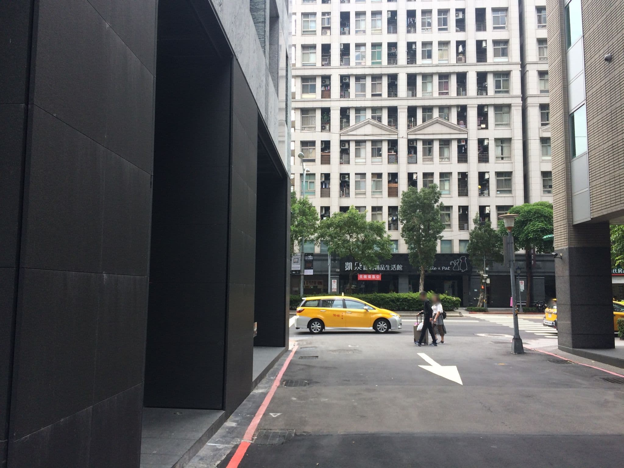 Street view near Aloft, Taipei — © shangkuanlc (CC BY-SA · Mapillary)