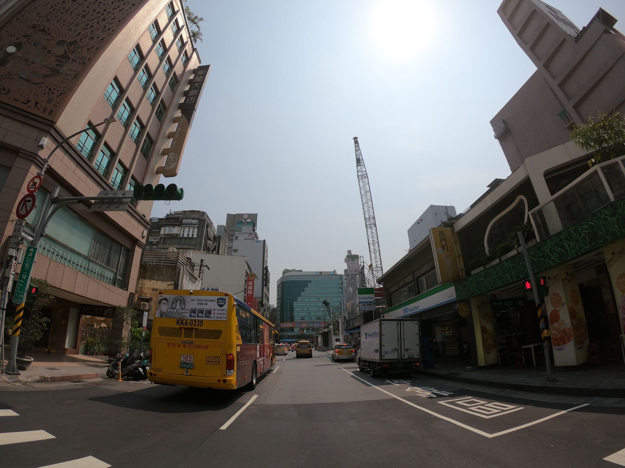 Street view near 東龍大飯店 East Dragon Hotel, Taipei — © heretpe2019 (CC BY-SA · Mapillary)