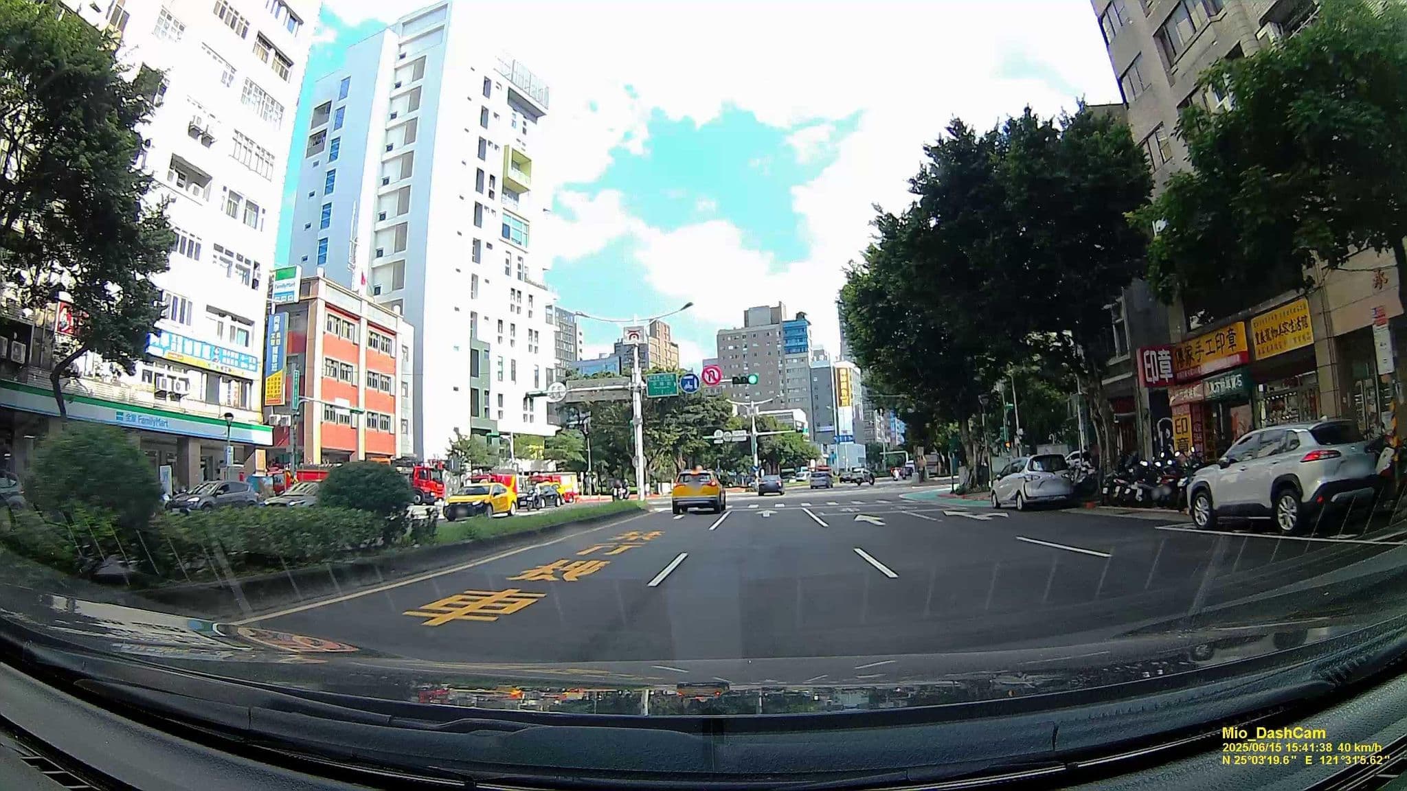Street view near Play Design Hotel, Taipei — © hcyen (CC BY-SA · Mapillary)