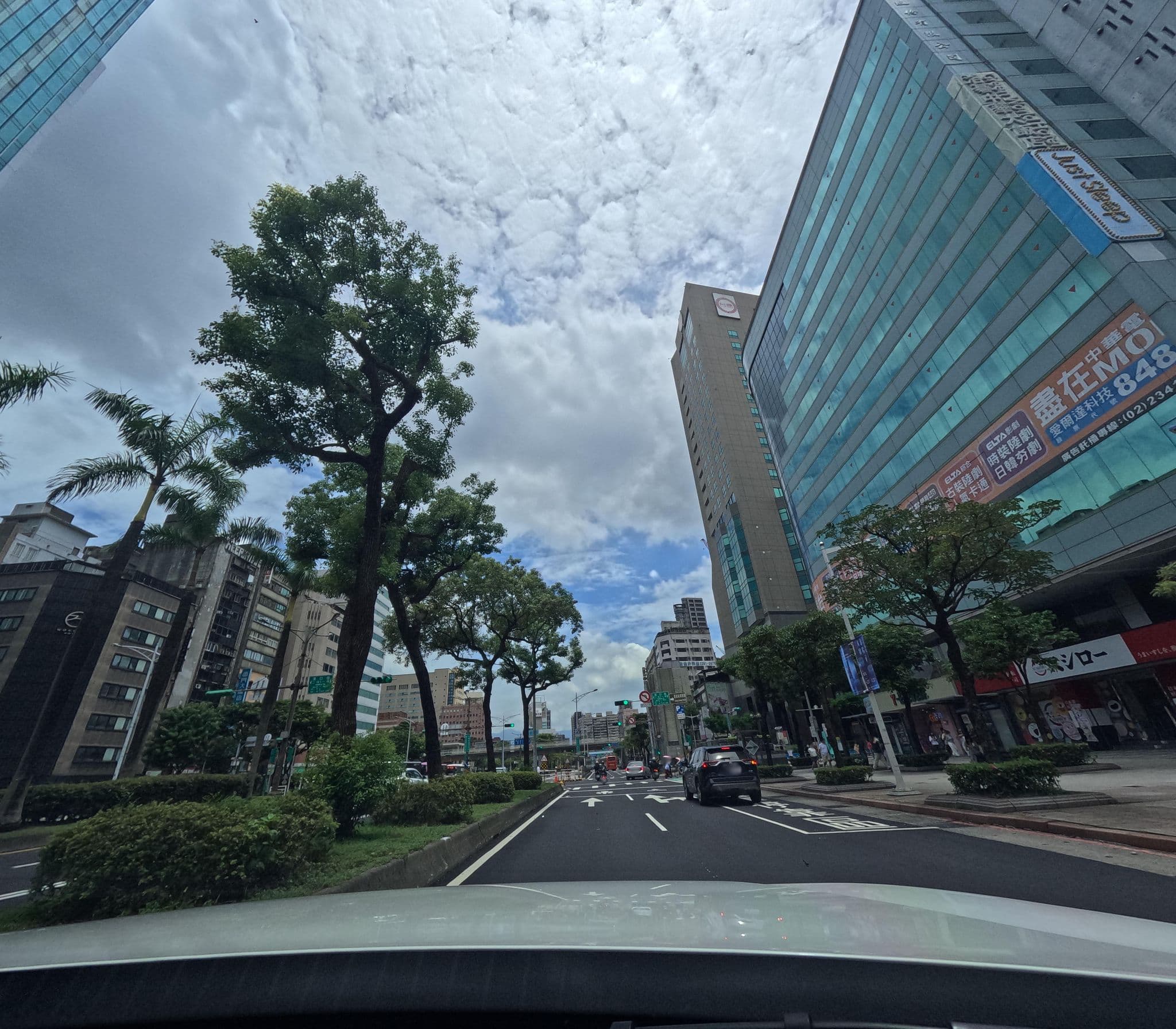 Street view near 그린월드호텔중화, Taipei — © alllenwang (CC BY-SA · Mapillary)