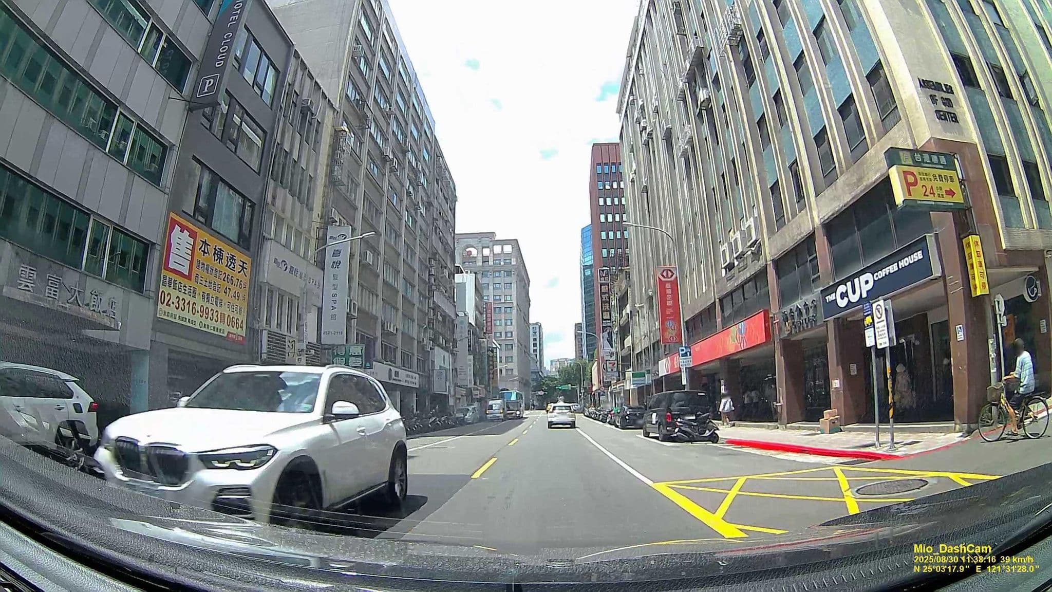 Street view near 友星大飯店 Friends Hotel, Taipei — © hcyen (CC BY-SA · Mapillary)