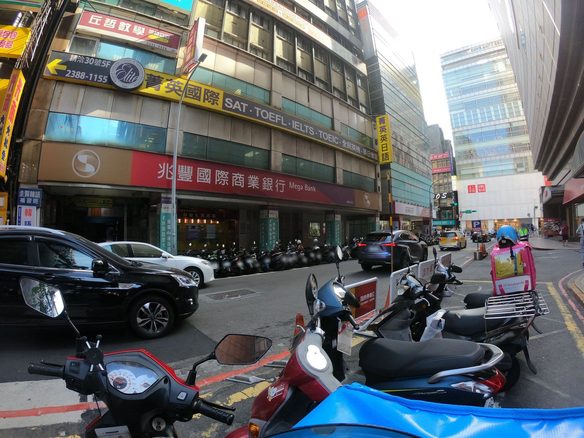 Street view near Water Meworld Hotel, Taipei — © heretpe2019 (CC BY-SA · Mapillary)